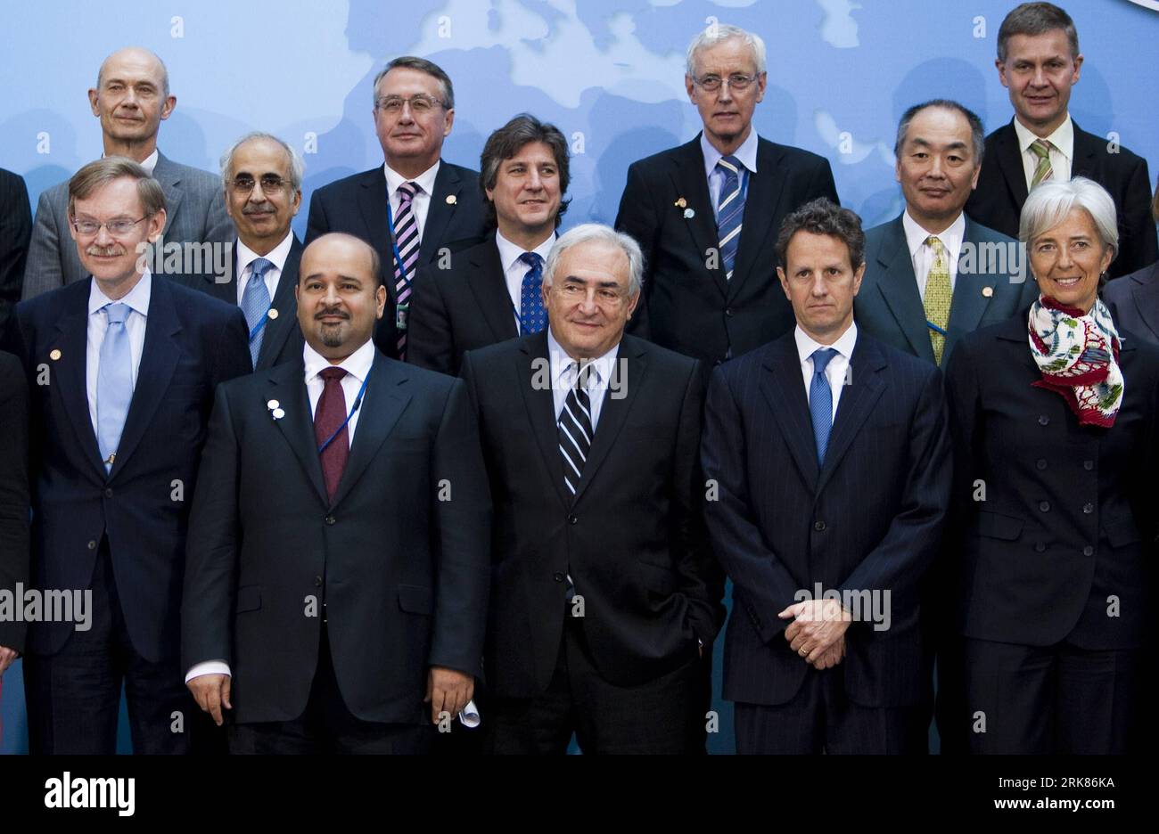 Bildnummer: 53975383 Datum: 25.04.2010 Copyright: imago/Xinhua (100425) -- WASHINGTON, 25 aprile 2010 (Xinhua) -- Presidente della Banca Mondiale Robert Zoellick, Ministro delle Finanze e Presidente del Comitato per lo sviluppo del Bahrein Ahmed al Khalifa, Amministratore delegato del FMI Dominique Strauss-Kahn, Ministro delle Finanze degli Stati Uniti Timothy Geithner, Ministro delle Finanze francese Christine Lagarde (fronte L-R) e altri partecipanti posano per una foto di gruppo prima della riunione del Comitato per lo sviluppo della Banca Mondiale del FMI a Washington il 25 aprile 2010. (Xinhua/Zhu Wei) (nxl) (1)U.S.-WASHINGTON-FMI-WORLD BANK-DEVELOPMENT COMMITTEE-MEETING PUBLICA Foto Stock