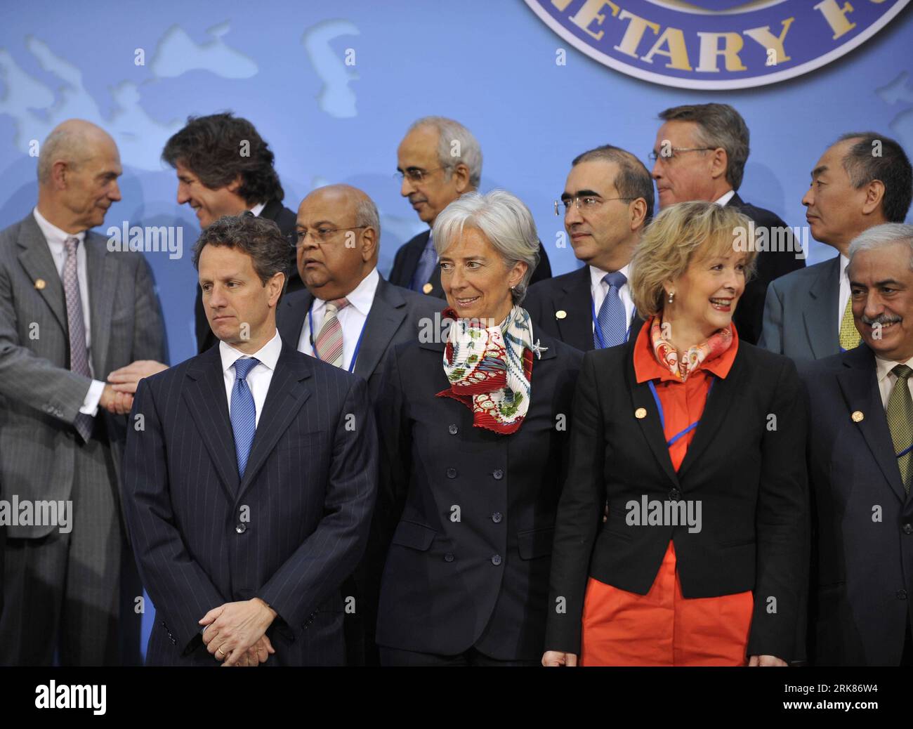 Bildnummer: 53975389 Datum: 25.04.2010 Copyright: imago/Xinhua (100425) -- WASHINGTON, 25 aprile 2010 (Xinhua) -- Ministro delle Finanze statunitense Timothy Geithner (fronte L), Ministro delle Finanze francese Christine Lagarde (fronte 2° L) e altri partecipanti posano per una foto di gruppo prima della riunione del Comitato di sviluppo del FMI-Banca Mondiale a Washington il 25 aprile 2010. (Xinhua/Zhang Jun) (gxr) (2)RIUNIONE DEL COMITATO PER LO SVILUPPO DEGLI Stati Uniti-WASHINGTON PUBLICATIONxNOTxINxCHN People Politik kbdig xmk 2010 quer premiumd xint o0 Ministro delle finanze degli Stati Uniti Timothy Geithner (fronte L), Ministro delle finanze francese Christine Lagarde (fronte Foto Stock