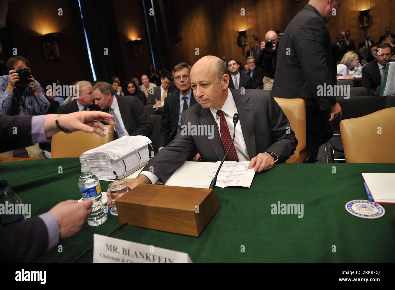 Bildnummer: 53984574 Datum: 27.04.2010 Copyright: imago/Xinhua (100427) -- WASHINGTON, 27 aprile 2010 (Xinhua) -- Lloyd Blankfein, Presidente e Amministratore delegato del Goldman Sachs Group Inc., partecipa all'audizione delle indagini su Wall Street e la crisi finanziaria: The Role of Investment Banks, al Senato degli Stati Uniti, sottocomitato permanente della Homeland Security and Government Affairs, a Washington D.C., negli Stati Uniti, 27 aprile 2010. (Xinhua/Zhang Jun) (zw) (5)U.S.-WASHINGTON-ECONOMY-GOLDMAN-HEARING-BLANKFEIN PUBLICATIONxNOTxINxCHN People Politik Wirtschaft kbdig xmk 2010 quer o0 A Foto Stock