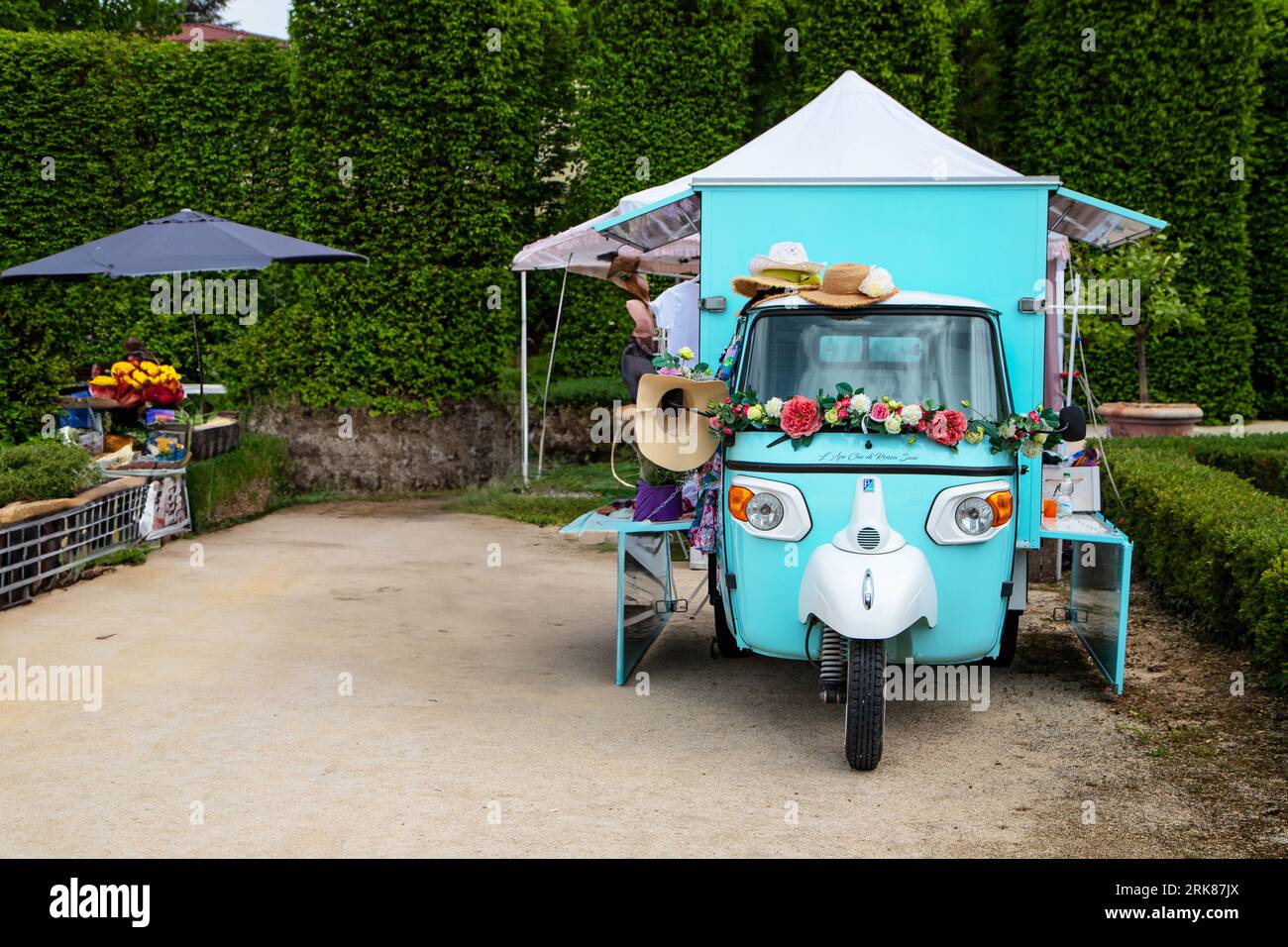 Antico vicolo motorizzato della tradizione italiana decorato con fiori Foto Stock