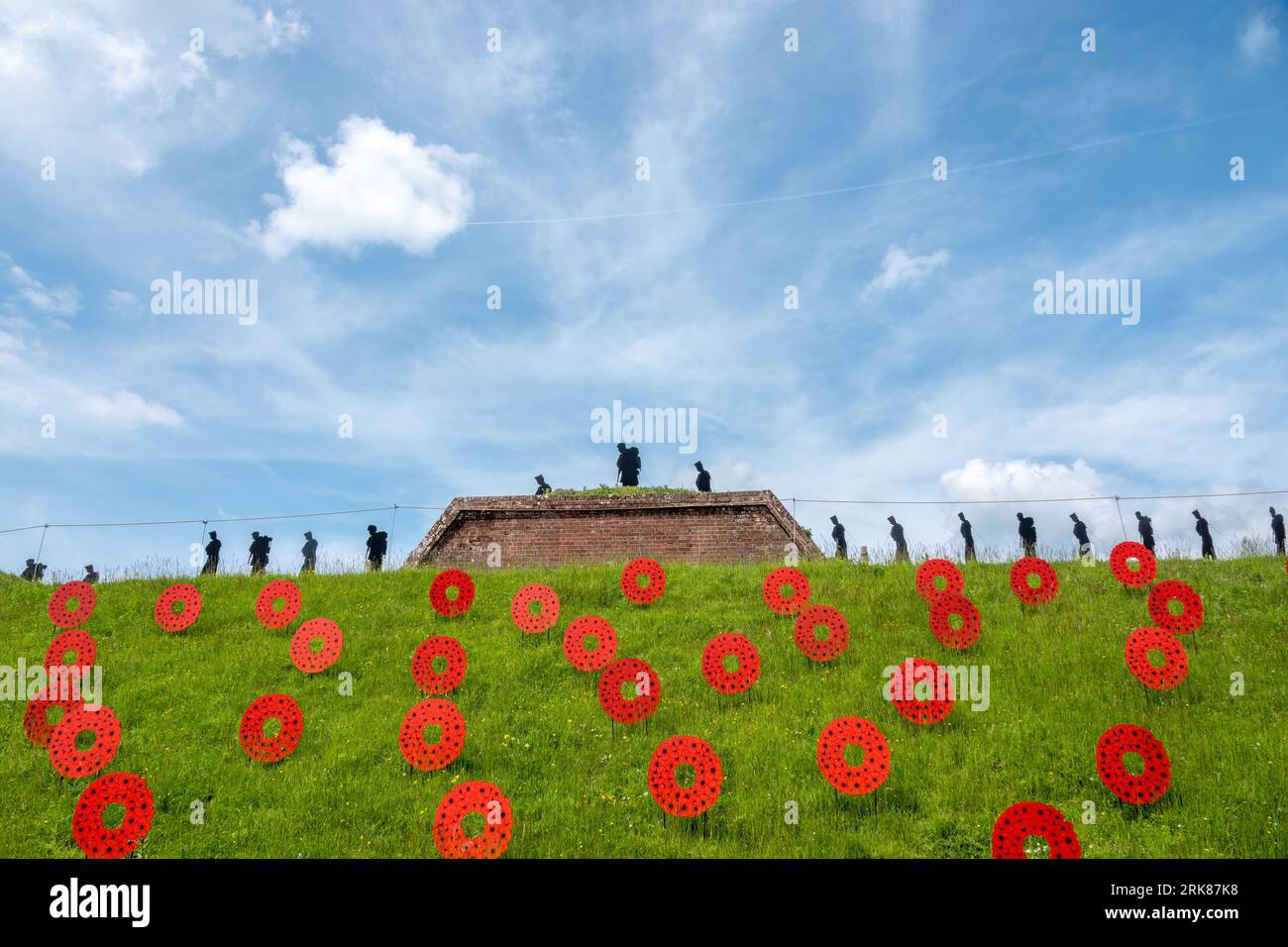 Installazione artistica in piedi con i Giants a Fort Nelson Hampshire, Inghilterra, che commemora il conflitto delle Falklands con le silhouette a grandezza naturale Foto Stock