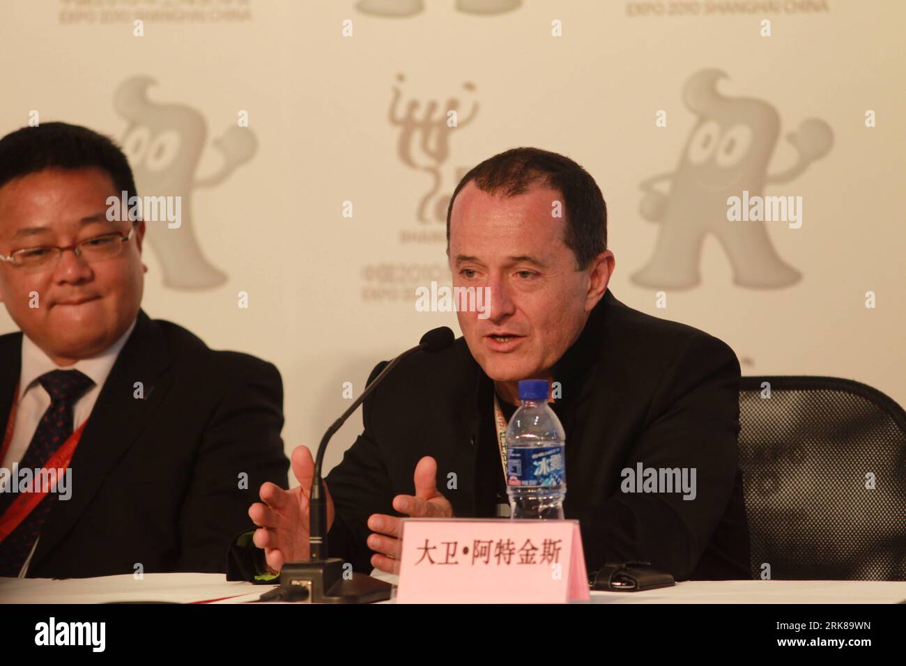 Bildnummer: 54002487 Datum: 30.04.2010 Copyright: imago/Xinhua (100430) -- SHANGHAI, 30 aprile 2010 (Xinhua) -- produttore esecutivo della parte esterna della cerimonia di apertura del World Expo David Atkins dell'ordine dell'Australia tiene una conferenza stampa al World Expo Center di Shanghai, Cina orientale, 30 aprile 2010. (Xinhua/Ren Long) (lr) CONFERENZA STAMPA MONDIALE EXPO (CN) PUBLICATIONxNOTxINxCHN Wirtschaft Gesellschaft EXPO Weltausstellung Eröffnung Eröffnungsfeier People PK Pressetermin kbdig xdp 2010 quer premiumd xint Bildnummer 54002487 Data 30 04 2010 Copyright Imago XINHUA Shangha Foto Stock