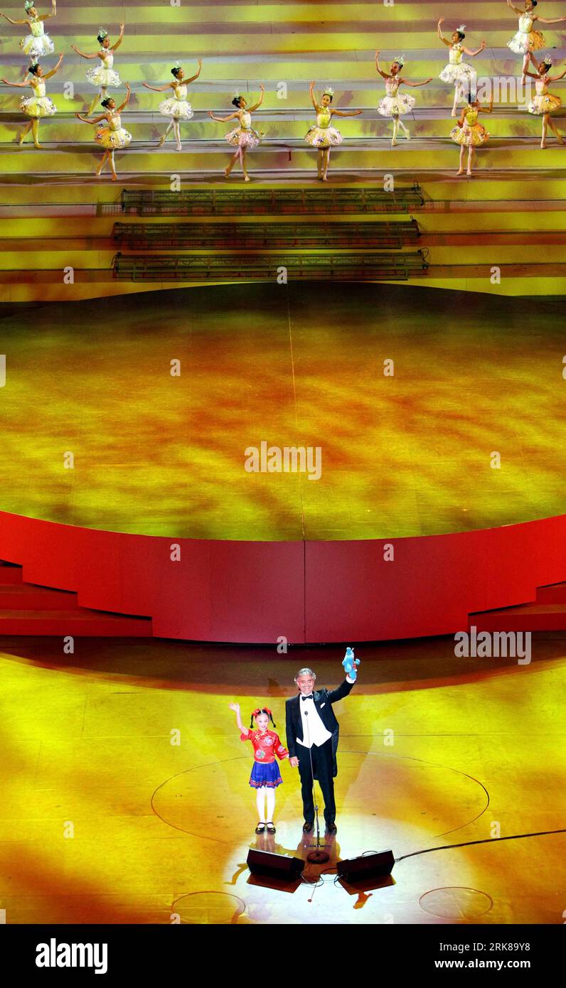 Bildnummer: 54002499 Datum: 01.05.2010 Copyright: imago/Xinhua (100430) -- SHANGHAI, 30 aprile 2010 (Xinhua) -- il cantante italiano Andrea Bocelli (R Front) e una ragazza cinese si esibiscono durante lo spettacolo indoor ACT III Global Gathering durante la cerimonia di apertura della Shanghai World Expo 2010 all'Expo Cultural Center di Shanghai, Cina orientale, il 30 aprile 2010. (Xinhua/fan Jun) (lr) WORLD EXPO-OPENING CEREMONY-PERFORMANCE (CN) PUBLICATIONxNOTxINxCHN Wirtschaft Gesellschaft EXPO Weltausstellung Eröffnung Eröffnungsfeier People Show Showprogram Entertainment kbdig xdp 2010 hoch premiumd xint o0 Foto Stock