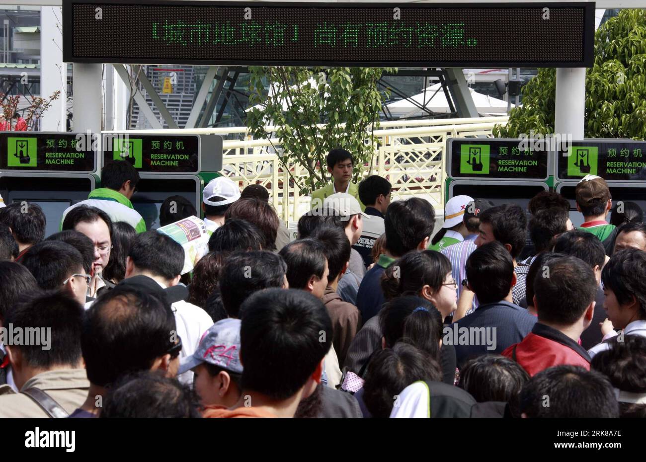 Bildnummer: 54002602 Datum: 01.05.2010 Copyright: imago/Xinhua (100501) -- SHANGHAI, 1 maggio 2010 (Xinhua) -- coda dei Vistori davanti alle macchine di prenotazione al World Expo Park di Shanghai, Cina orientale, il 1 maggio 2010. Il parco del World Expo di Shanghai ha aperto ufficialmente al pubblico il sabato. (Xinhua/Wang Ying) (kh) (2)WORLD EXPO-PARK-OPEN-PUBLIC (CN) PUBLICATIONxNOTxINxCHN Wirtschaft Gesellschaft EXPO Weltausstellung Eröffnung kbdig xdp 2010 quer o0 Besucher, Andrang, Automat, Reesellschaft EXPO, Bildnummer 54002602 Date 01 05 2010 Copyright Imago XINHUA XINHUA Vistors Queue 1 maggio 2010 Foto Stock