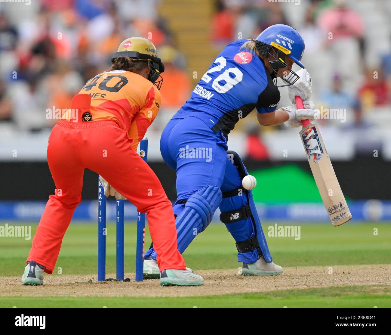 Birmingham 24 agosto : Danielle Gibson del Birmingham Phoenix in azione battendo durante il Hundred Women Match tra Birmingham Phoenix e London Spirit a Edgbaston il 24 agosto 2023 a Birmingham Inghilterra . Credito: PATRICK ANTHONISZ/Alamy Live News Foto Stock