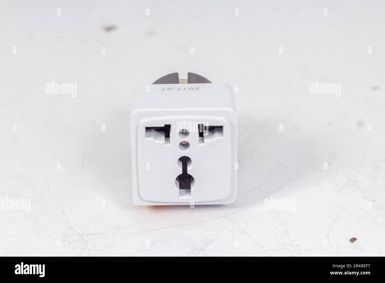 Primo piano degli adattatori per prese elettriche universali, isolati su sfondo bianco. Utilizzato per collegare prese elettriche in tutto il mondo. Concetto di soluzione, Foto Stock