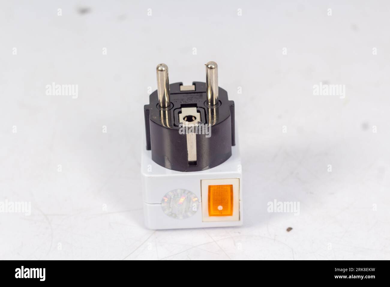 Primo piano degli adattatori per prese elettriche universali, isolati su sfondo bianco. Utilizzato per collegare prese elettriche in tutto il mondo. Concetto di soluzione, Foto Stock