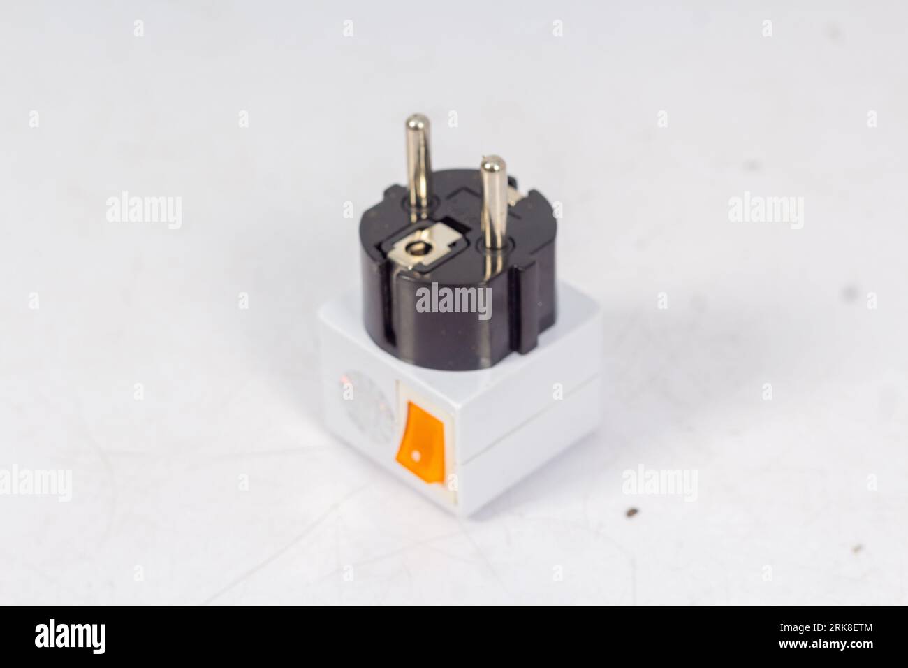 Primo piano degli adattatori per prese elettriche universali, isolati su sfondo bianco. Utilizzato per collegare prese elettriche in tutto il mondo. Concetto di soluzione, Foto Stock