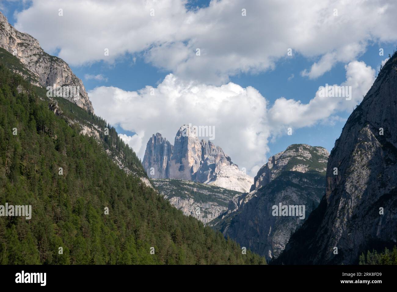 Vista delle famose cime delle tre Cime di Lavaredo (Drei Zinnen) nella catena montuosa dolomitica italiana Foto Stock