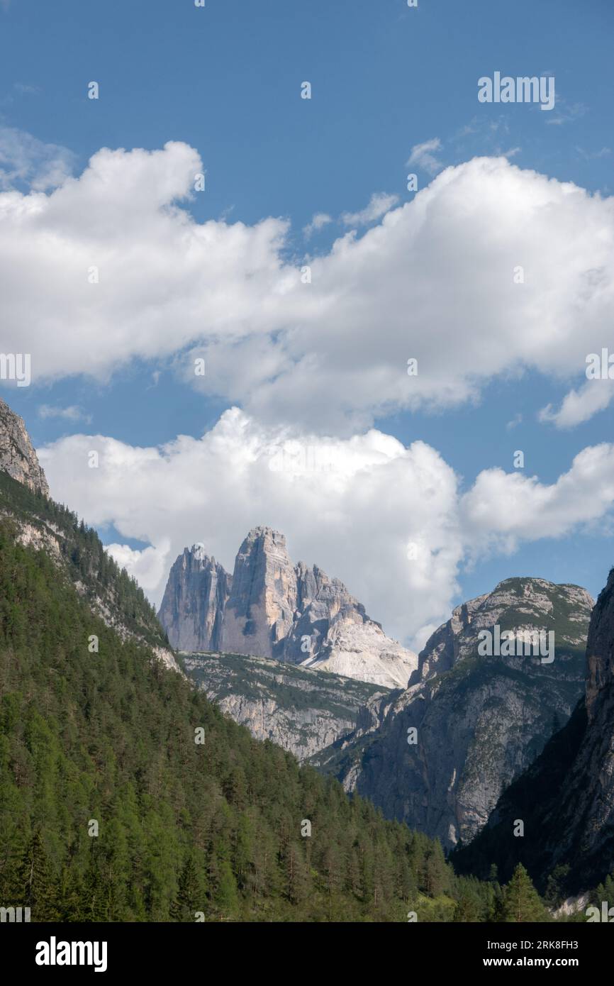 Vista delle famose cime delle tre Cime di Lavaredo (Drei Zinnen) nella catena montuosa dolomitica italiana Foto Stock