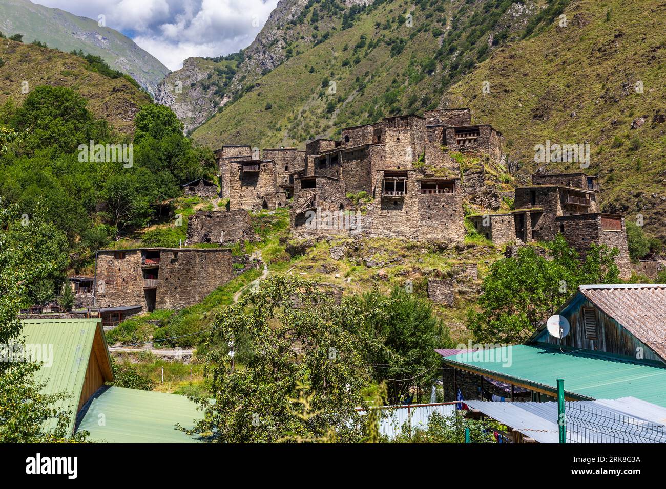 La città di Shatili si trova in una posizione strategicamente importante nella storica provincia georgiana di Chevuretia. Spesso è stata assediata, ma mai sconfitta Foto Stock