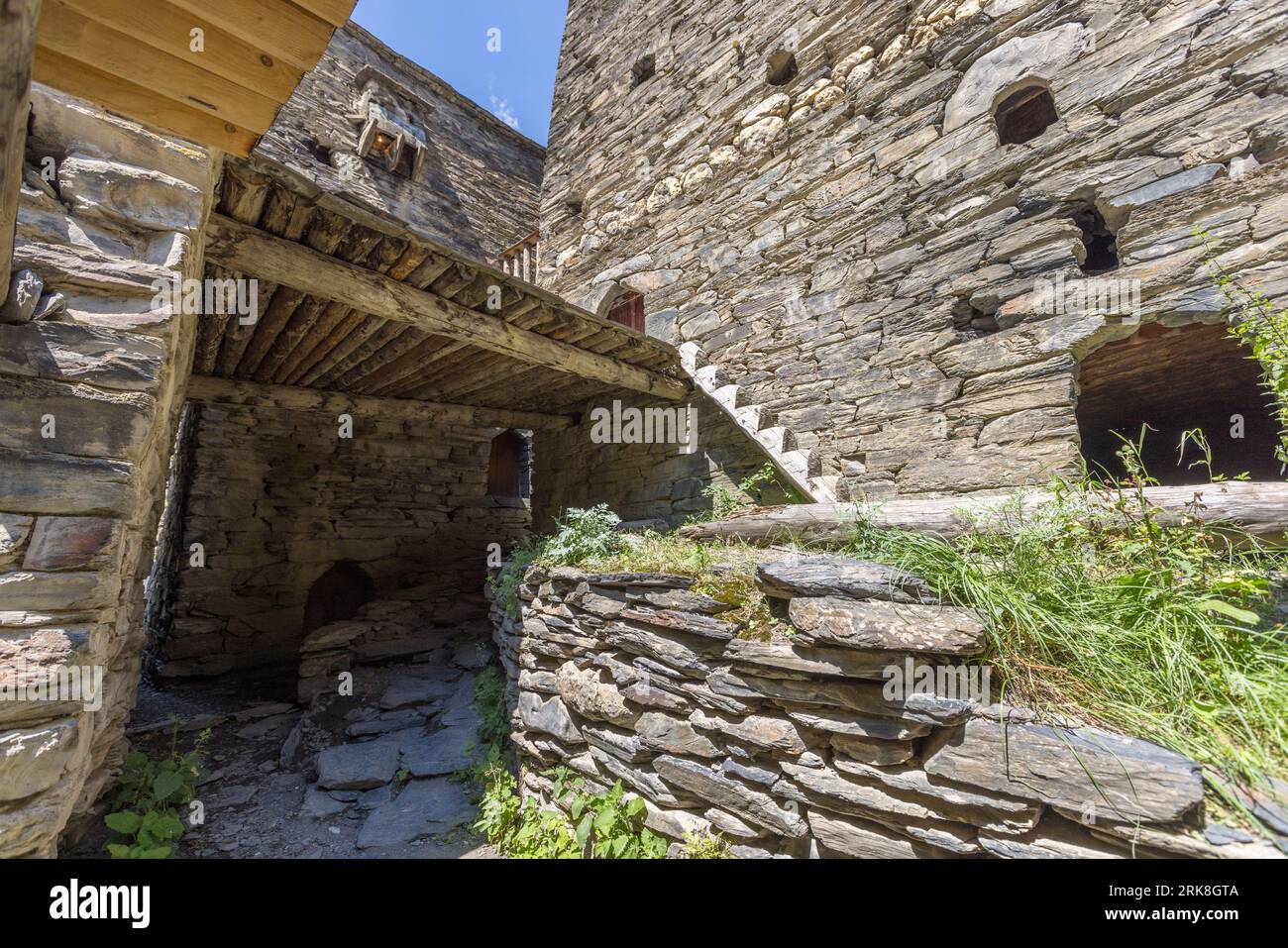 La città di Shatili si trova in una posizione strategicamente importante nella storica provincia georgiana di Chevuretia. Spesso è stata assediata, ma mai sconfitta Foto Stock