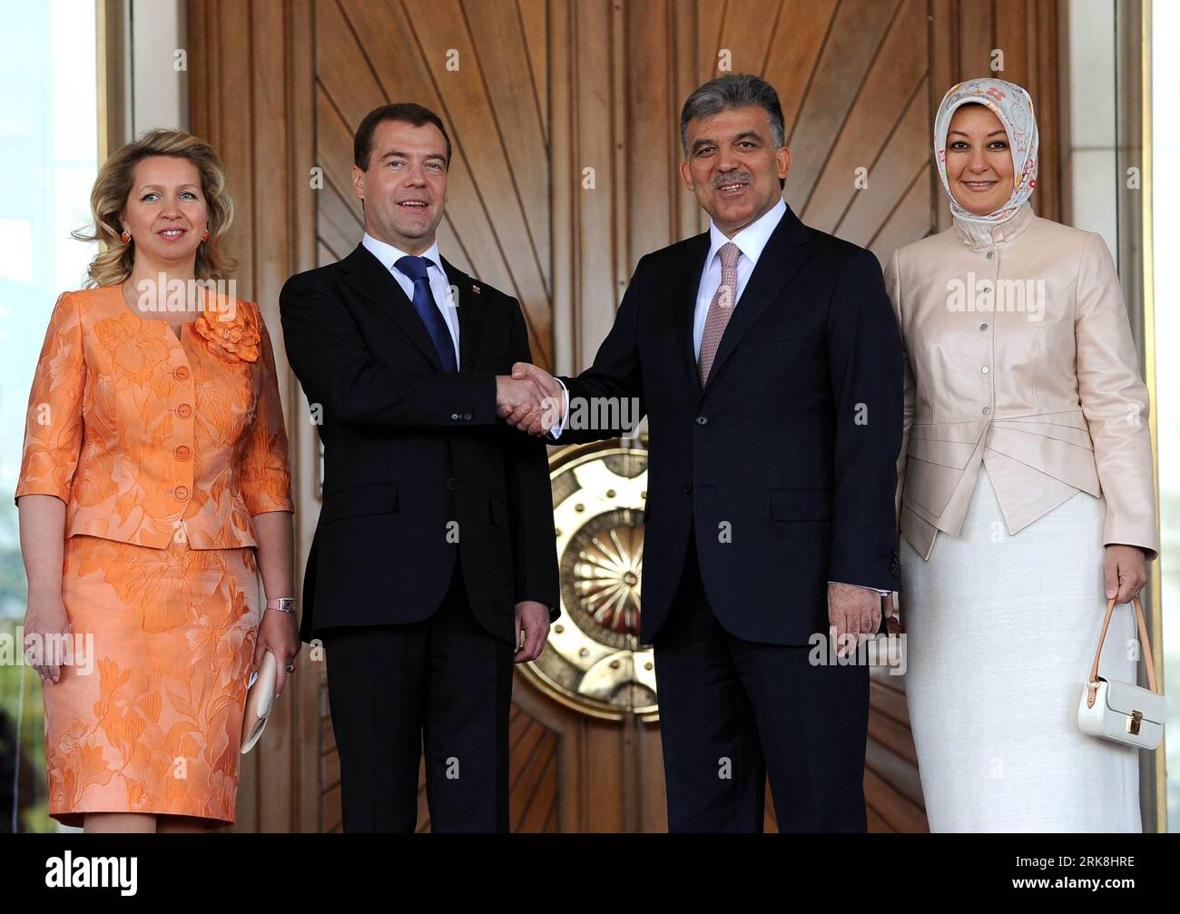 Bildnummer: 54042843 Datum: 12.05.2010 Copyright: imago/Xinhua (100512) -- ANKARA, 12 maggio 2010 (Xinhua) -- il presidente turco Abdullah Gul (R2) e la sua controparte russa Dmitry Medvedev (L2) posano con le loro mogli Hayrunnisa Gul (R) e Svetlana Medvedeva durante una cerimonia di benvenuto al Palazzo presidenziale turco di Ankara 12 maggio, 2010.(Xinhua/Anatolia News Agency) (yy) (2)TURCHIA-RUSSIA-DIPLOMACY PUBLICATIONxNOTxINxCHN People Politik kbdig xmk 2010 quer premiumd xint o0 Familie Frau Ehefrau Ehemann Mann Bildnummer 54042843 Date 12 05 2010 Copyright Imago XINHUA Ankara May 12 2010 X. Foto Stock