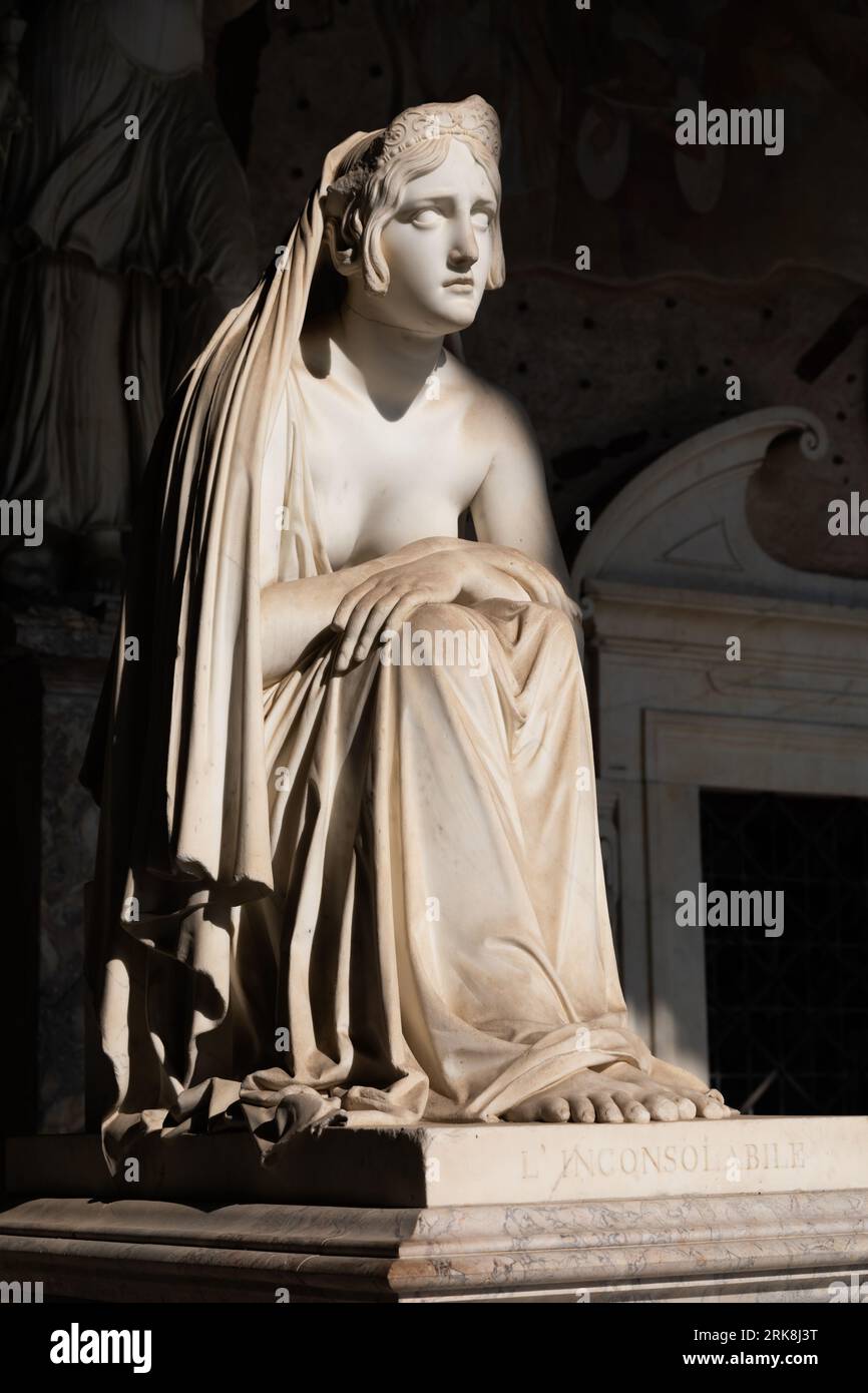 Pisa, Italia - giugno 2023: Cimitero cattolico, antica statua della donna triste, di Lorenzo Bartolini, 1841 Foto Stock