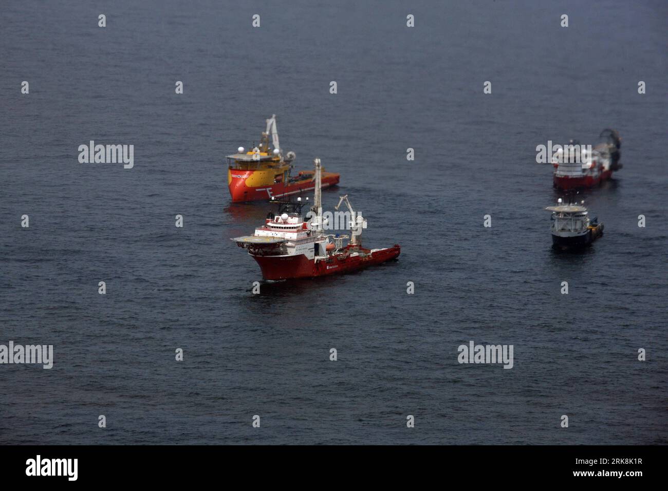 Bildnummer: 54048410 Datum: 14.05.2010 Copyright: imago/Xinhua (100514) -- COAST OF MOBILE (ALABAMA), 14 maggio 2010 (Xinhua) -- le navi che si occupano della fuoriuscita di petrolio si raccolgono al largo delle coste di Mobile, Alabama, vicino al sito della piattaforma affondata BP Deepwater Horizon nel Golfo del Messico, negli Stati Uniti, 14 maggio 2010. Venerdì il presidente degli Stati Uniti Barack Obama ha promesso sforzi incessanti per fermare la perdita di petrolio nel Golfo del Messico, dicendo che gli Stati Uniti non si fermeranno finché la perdita non si è fermata. (Xinhua/Zhu Wei) (lx) (3)U.S.-GOLFO DEL MESSICO-FUORIUSCITA DI PETROLIO PUBLICATIONxNOTxINxCHN Gesellschaft Umweltkatastrophe Ölpest Öl Foto Stock