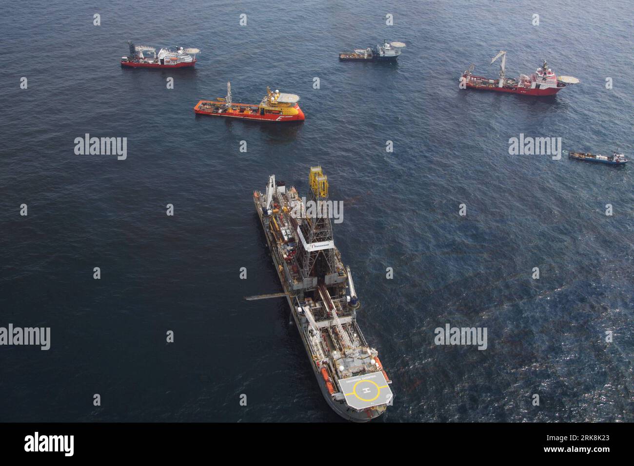 Bildnummer: 54048407 Datum: 14.05.2010 Copyright: imago/Xinhua (100515) -- COAST OF MOBILE (ALABAMA), 15 maggio 2010 (Xinhua) -- le navi che si occupano della fuoriuscita di petrolio si raccolgono al largo delle coste di Mobile, Alabama, vicino al sito della piattaforma affondata BP Deepwater Horizon nel Golfo del Messico, negli Stati Uniti, 14 maggio 2010. Venerdì il presidente degli Stati Uniti Barack Obama ha promesso sforzi incessanti per fermare la perdita di petrolio nel Golfo del Messico, dicendo che gli Stati Uniti non si fermeranno finché la perdita non si è fermata. (Xinhua/Zhu Wei) (ypf) (12)Stati Uniti-GOLFO DEL MESSICO-FUORIUSCITA DI PETROLIO PUBLICATIONxNOTxINxCHN Gesellschaft Umweltkatastrophe Ölpest Foto Stock