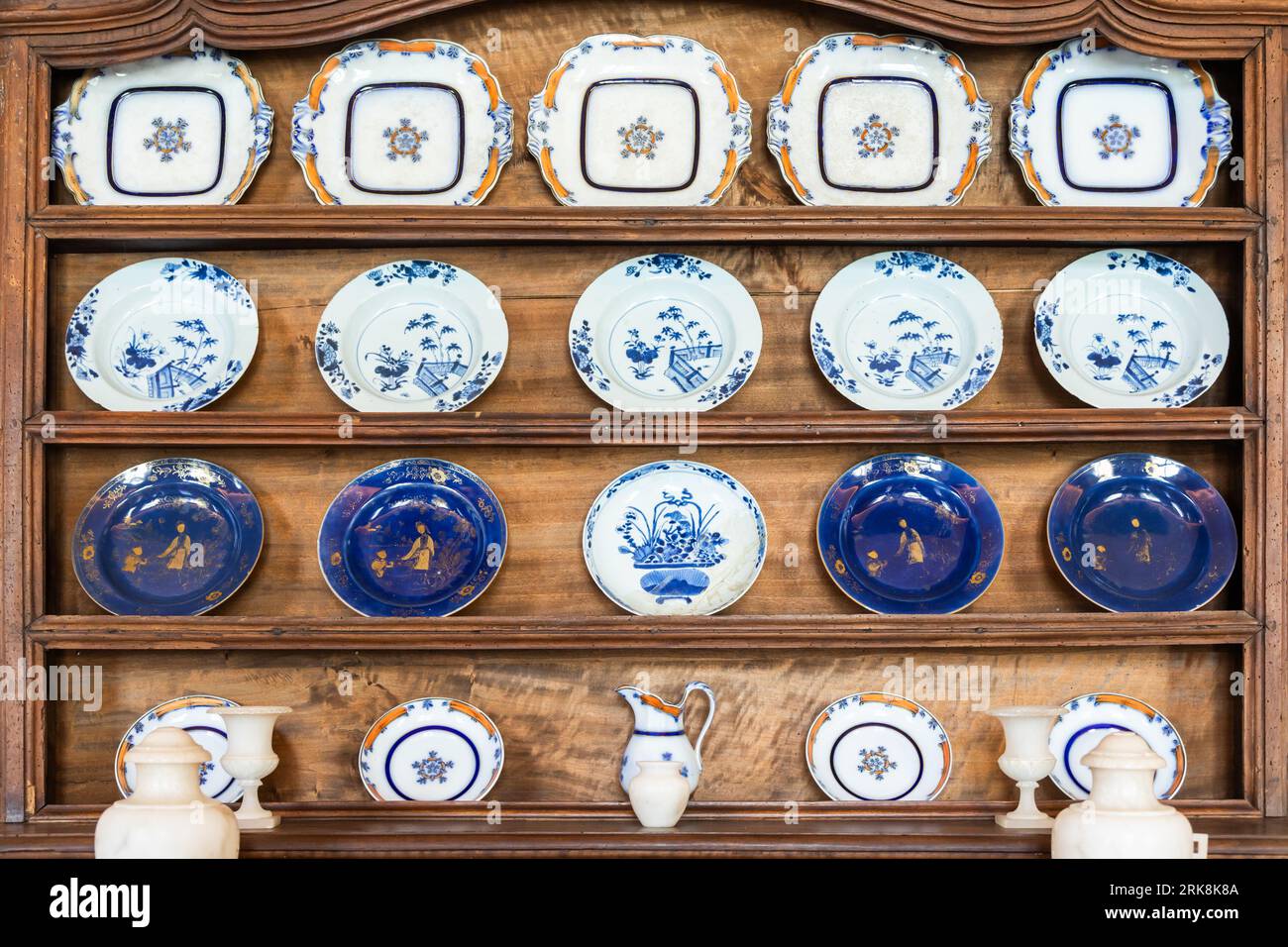 Antica collezione di ceramiche, antica porcellana italiana, decorazioni retrò del '800 Foto Stock