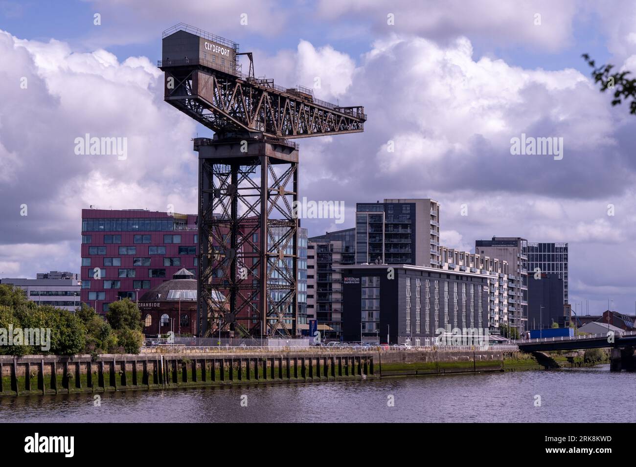 The Finnieston Crane (Stobcross Crane) on the River Clyde, Glasgow with the Hilton Garden Inn and The Cranside. Foto Stock