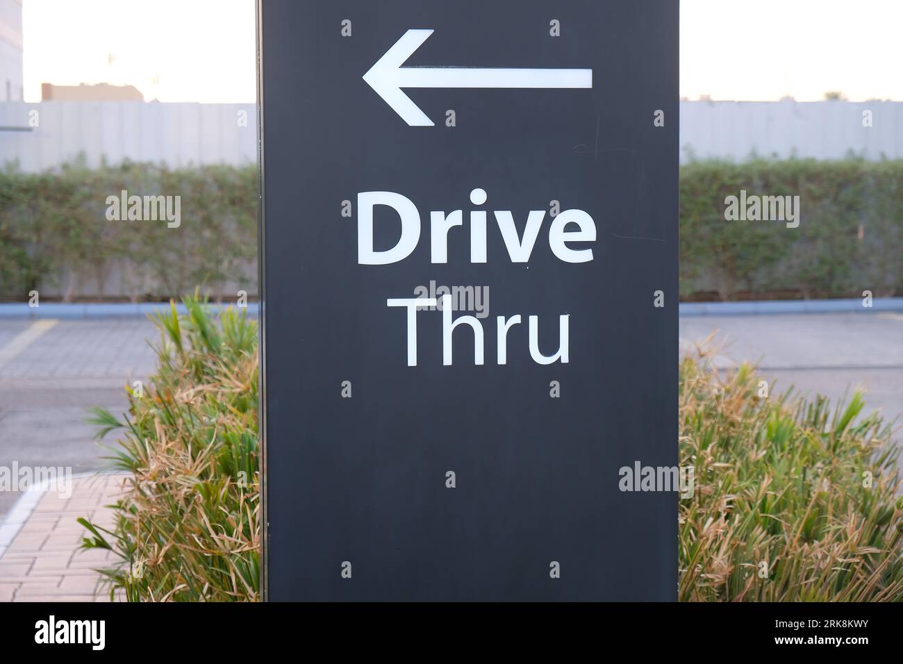 Cartello Drive Thru con freccia a sinistra Foto Stock