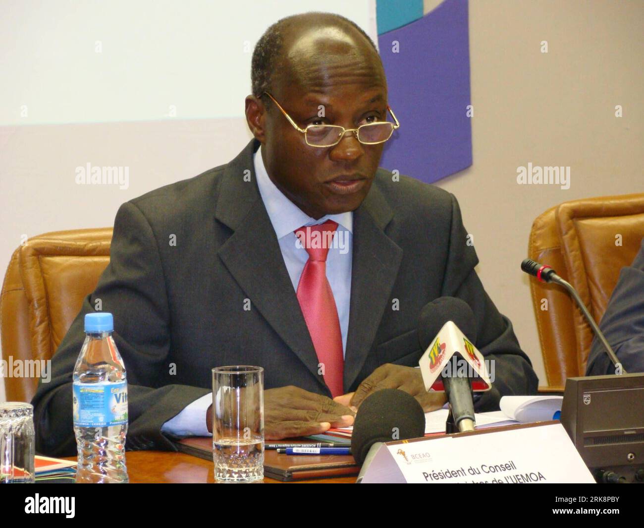 Bildnummer: 54064131 Datum: 20.05.2010 Copyright: imago/Xinhua (100521) -- LOME, 21 maggio 2010 (Xinhua) -- il ministro delle Finanze della Guinea Bissau Jose Mario Vaz, anche presidente della conferenza ministeriale dell'Unione economica e monetaria degli Stati dell'Africa occidentale (UEMOA), affronta l'incontro a Lomé, 20 maggio 2010. (Xinhua/Victor)(zx) (2)TOGO-LOME-UEMOA-CONFERENZA MINISTERIALE PUBLICATIONxNOTxINxCHN People Politik Kbdig xdp 2010 quer premiumd xint Bildnummer 54064131 Data 20 05 2010 Copyright Imago XINHUA Lomé 21 maggio 2010 XINHUA Guinea Bissau Ministri delle finanze Jose Mario VAZ quindi Presidente del Foto Stock