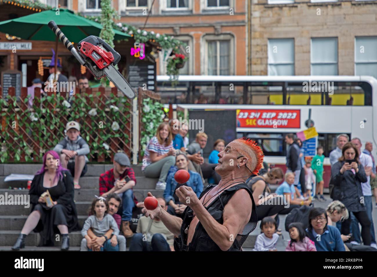 Royal Mile, Edimburgo, Scozia, Regno Unito. 24 agosto 2023. Ultimo giovedì di sole per gli artisti di strada e coloro che cercano intrattenimento sulla High Street della capitale. Le strade sono più tranquille di quanto ci si aspetterebbe, consentendo più spazio per la circolazione delle persone. Temperatura di circa 18 gradi centigradi. Nella foto: The Mighty Gareth che intrattiene un piccolo pubblico a Hunter Square , il Tron pitch. Credito: Notizie dal vivo Archwhite/alamy. Foto Stock