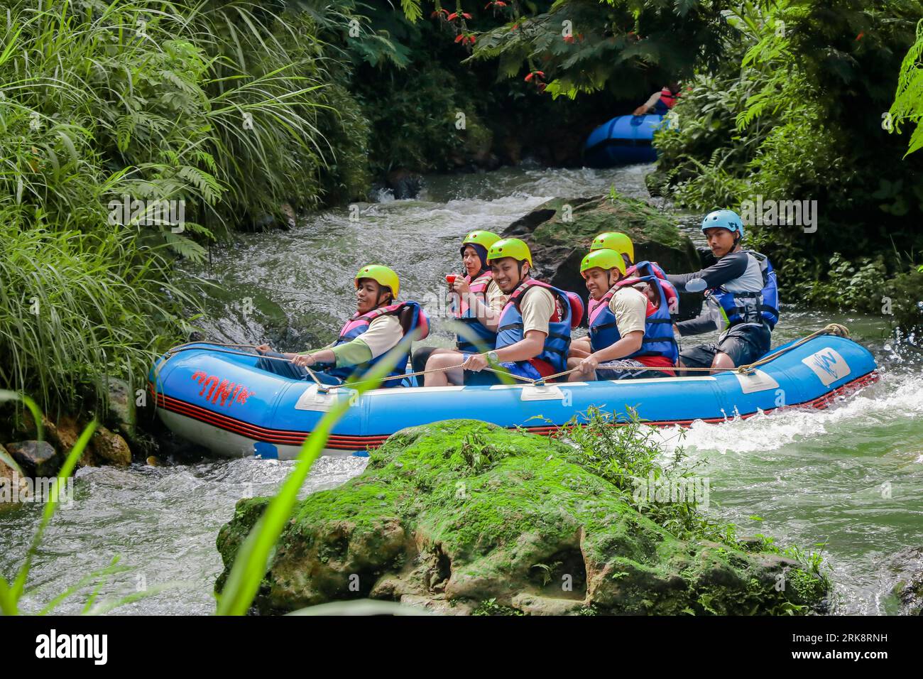 Pangalengan, Bandung-Indonesia dicembre 2022 : Un gruppo di uomini e donne sta facendo rafting sul fiume, sport estremi e divertenti. Gruppo di persone sport acquatici r Foto Stock