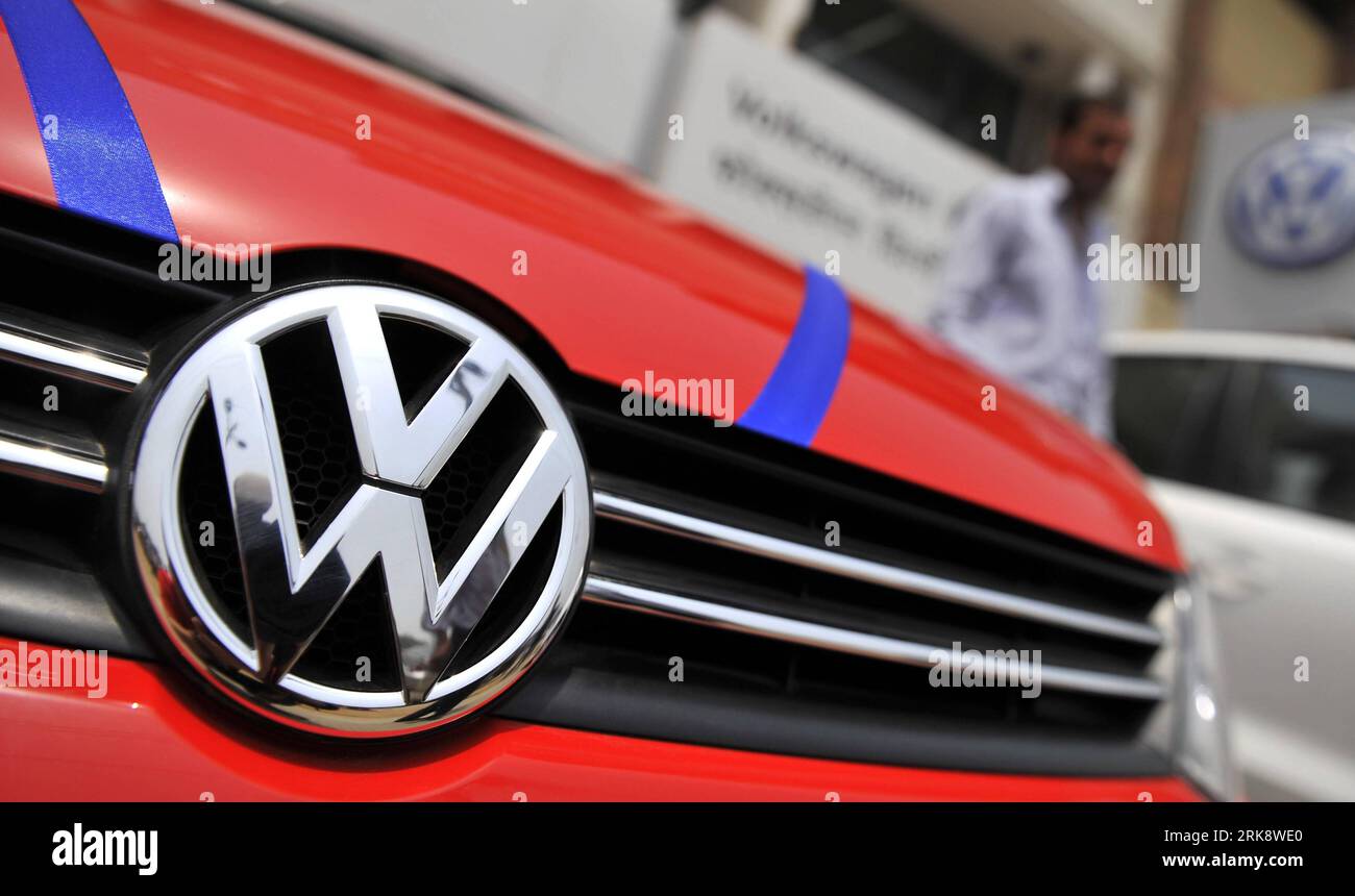 Bildnummer: 54078992 Datum: 26.05.2010 Copyright: imago/Xinhua (100526) -- NUOVA DELHI, 26 maggio 2010 (Xinhua) -- Un'auto Volkswagen è vista in un concessionario di auto a nuova Delhi, capitale dell'India, 26 maggio 2010. Il governo di nuova Delhi aumenterà la tassa di immatricolazione del veicolo (o tassa di circolazione) dal 1° giugno. La tassa di immatricolazione dei veicoli conta da 400.000 a 600.000 rupie indiane (1 rupia indiana = 0,0211 dollari USA) sarà aumentata dal 2% al 4% e i veicoli che valgono più di 1 milione di rupie saranno aumentati dal 4% al 10%. (Xinhua/Wang Ye) (msq) (3)INDIA-NUOVA DELHI-AUMENTO DELLA TASSA DI REGISTRAZIONE Foto Stock