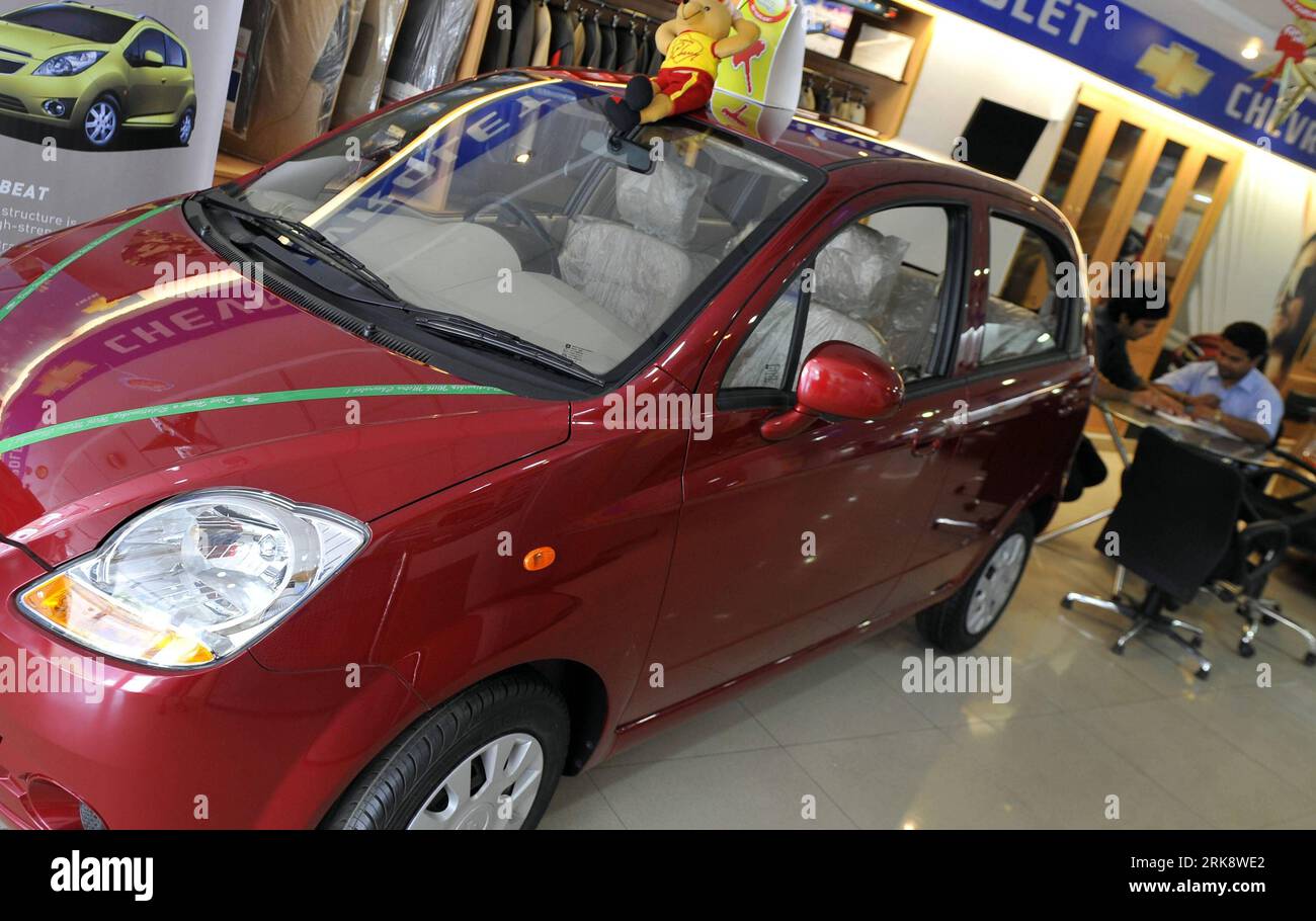 Bildnummer: 54078989 Datum: 26.05.2010 Copyright: imago/Xinhua (100526) -- NEW DELHI, 26 maggio 2010 (Xinhua) -- Talk behind a car at a car dealer in New Delhi, capitale dell'India, 26 maggio 2010. Il governo di nuova Delhi aumenterà la tassa di immatricolazione del veicolo (o tassa di circolazione) dal 1° giugno. La tassa di immatricolazione dei veicoli conta da 400.000 a 600.000 rupie indiane (1 rupia indiana = 0,0211 dollari USA) sarà aumentata dal 2% al 4% e i veicoli che valgono più di 1 milione di rupie saranno aumentati dal 4% al 10%. (Xinhua/Wang Ye) (msq) (4)INDIA-NUOVA DELHI-TASSA DI REGISTRAZIONE-AUMENTO PUBBLICO Foto Stock