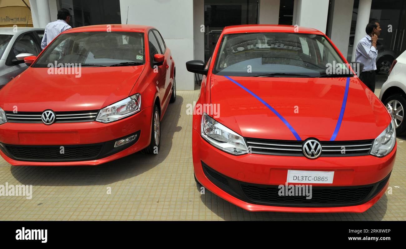 Bildnummer: 54078991 Datum: 26.05.2010 Copyright: imago/Xinhua (100526) -- NEW DELHI, 26 maggio 2010 (Xinhua) -- stand by Volkswagen cars presso un concessionario di auto a nuova Delhi, capitale dell'India, 26 maggio 2010. Il governo di nuova Delhi aumenterà la tassa di immatricolazione del veicolo (o tassa di circolazione) dal 1° giugno. La tassa di immatricolazione dei veicoli conta da 400.000 a 600.000 rupie indiane (1 rupia indiana = 0,0211 dollari USA) sarà aumentata dal 2% al 4% e i veicoli che valgono più di 1 milione di rupie saranno aumentati dal 4% al 10%. (Xinhua/Wang Ye) (msq) (1)INDIA-NUOVA DELHI-AUMENTO DELLA TASSA DI REGISTRAZIONE Foto Stock