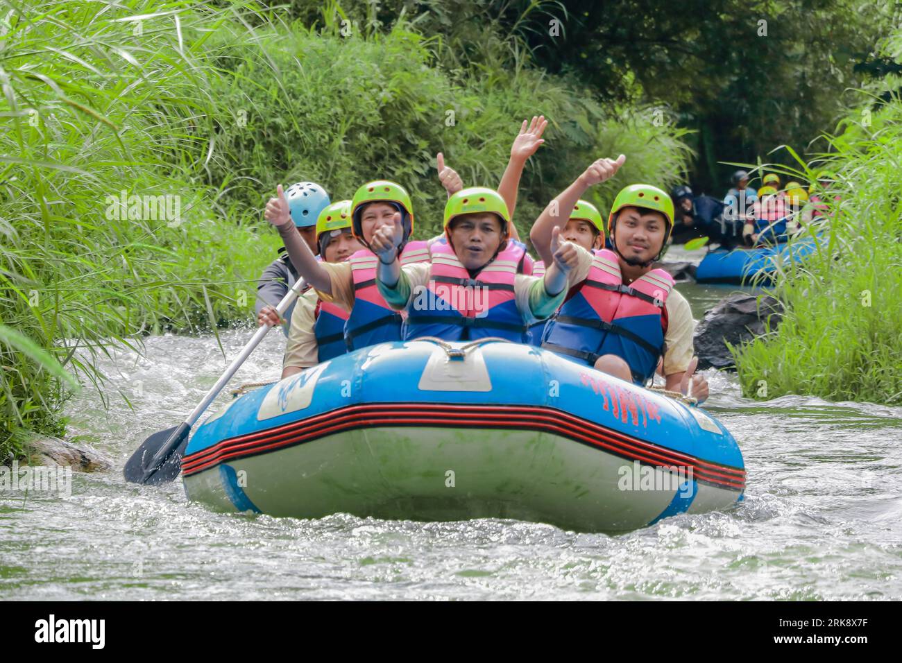 Pangalengan, Bandung-Indonesia dicembre 2022 : Un gruppo di uomini e donne sta facendo rafting sul fiume, sport estremi e divertenti. Gruppo di persone sport acquatici r Foto Stock