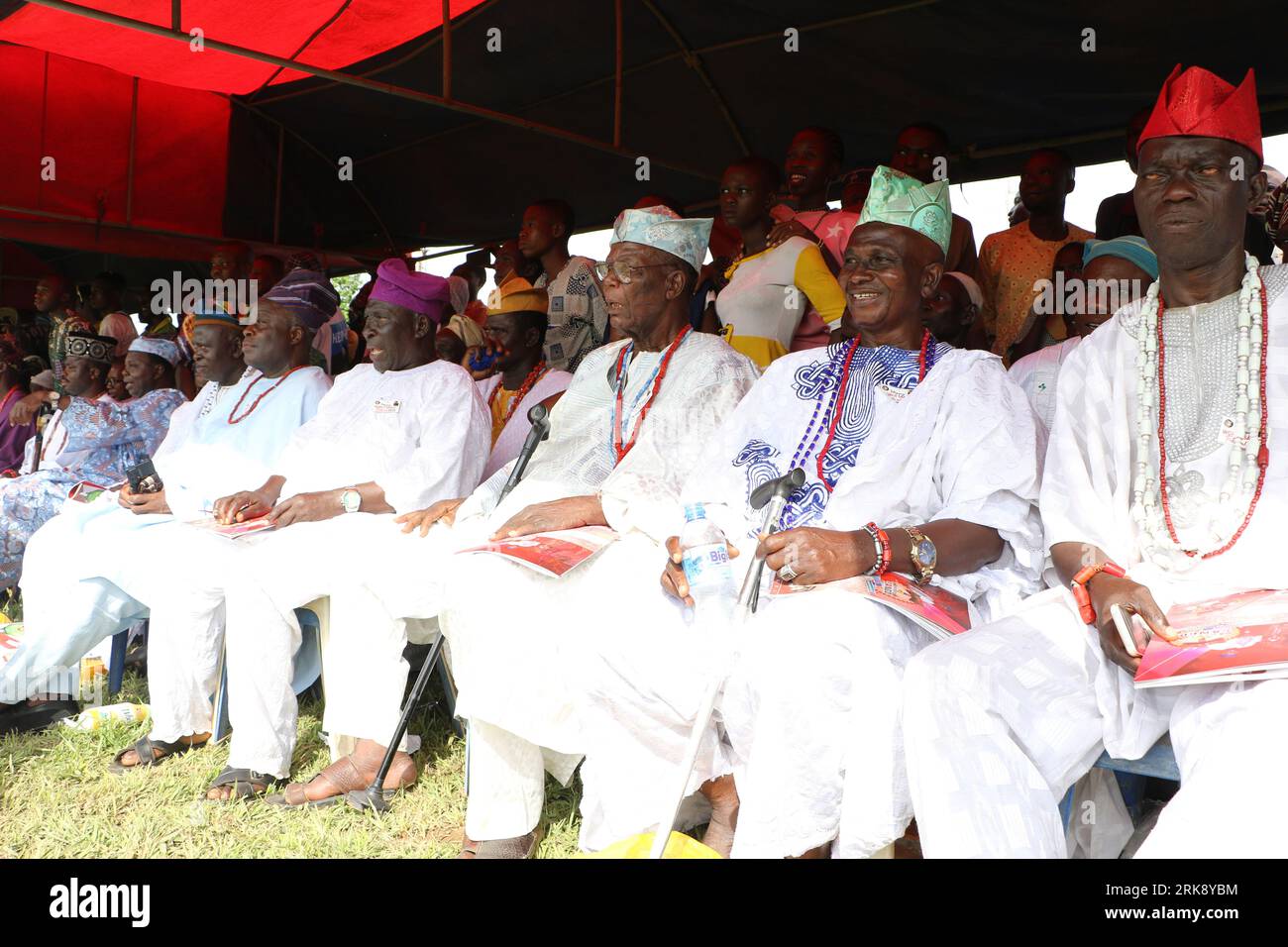 Capi tradizionali al World Sango Festival che è un festival annuale che si tiene tra il popolo Yoruba in onore di Sango, una divinità del tuono e del fuoco che era un guerriero e il terzo re dell'Impero Oyo dopo essere succeduto ad Ajaka suo fratello maggiore. Il festival ospita visitatori da tutto il paese e seguaci da paesi stranieri. Stato di Oyo, Lagos, Nigeria. Foto Stock