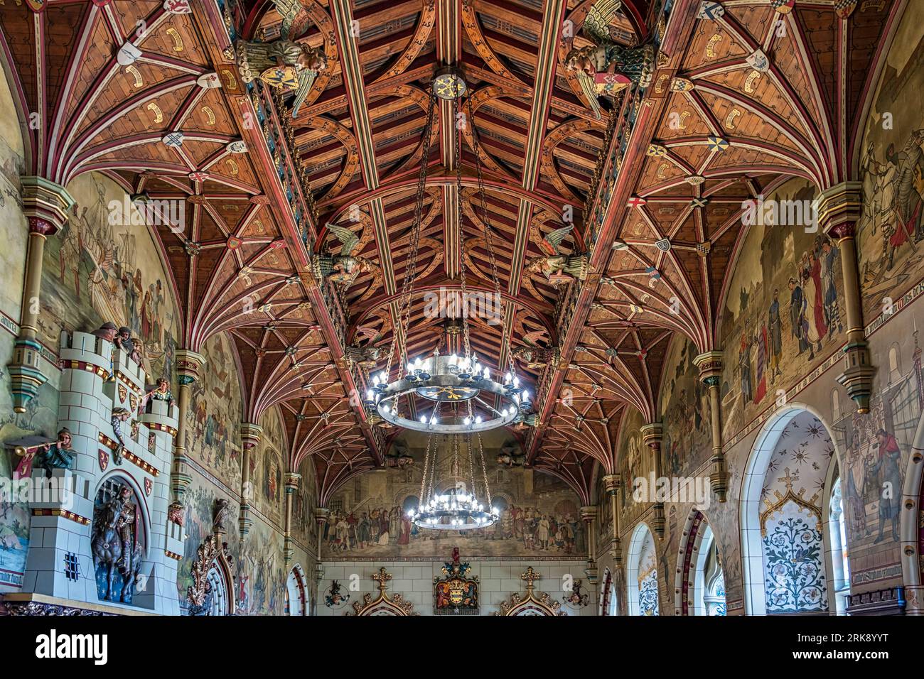 All'interno del Castello di Cardiff. Questa camera splendidamente decorata è la sala banchetti. Foto Stock