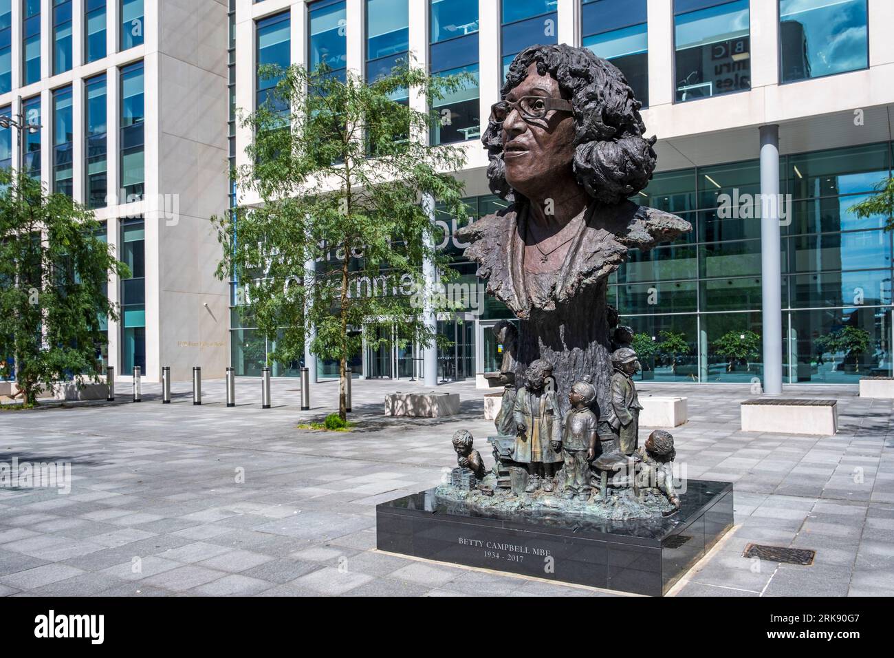 Monumento in onore di Betty Campbell, la prima maestra nera del Galles e attivista della storia nera. Foto Stock