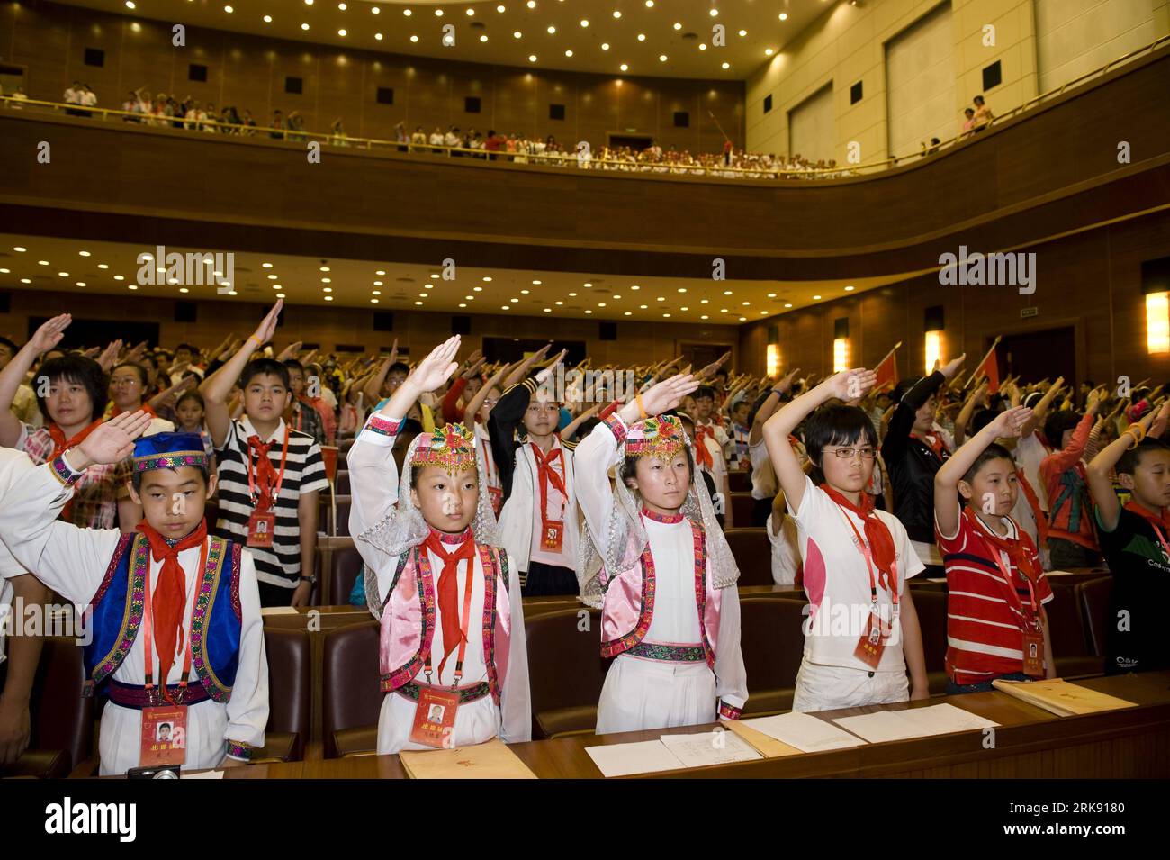 Bildnummer: 54101619 Datum: 02.06.2010 Copyright: imago/Xinhua (100602) - PECHINO, 2 giugno 2010 (Xinhua) - delegati dei giovani pionieri cinesi (CYP) saluto durante il Sesto Congresso Nazionale del CYP che chiude alla sala grande del di Pechino, capitale della Cina, 2 giugno 2010. (Xinhua/Liu Jie) (wjd) (2)CHINA-BEIJING-NATIONAL CONGRESS-CHINESE YOUNG PIONEERS-COLSE (CN) PUBLICATIONxNOTxINxCHN Gesellschaft Politik Kinder Kongress junge PIONIERE JugendOrganization Kinderorganization kbdig xub 2010 quer o0 JUNGPIONIERE Bildnummer 54101619 Data 02 2010 Copyright Imago XINHUA Beij Foto Stock