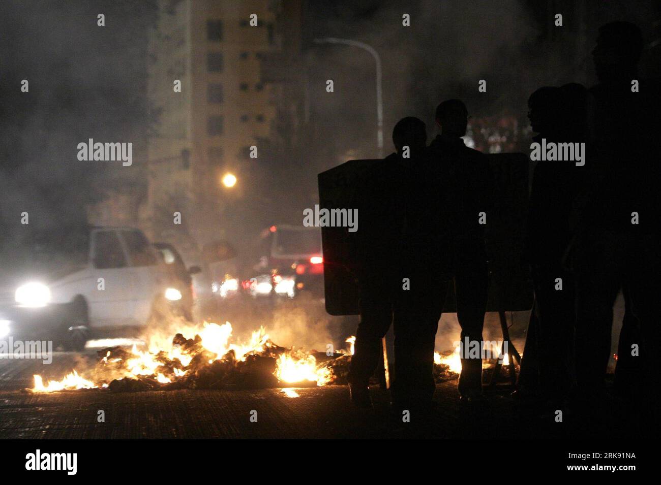 Bildnummer: 54105151 Datum: 04.06.2010 Copyright: imago/Xinhua (100604) -- BUENOS AIRES, 4 giugno 2010 (Xinhua) -- i cittadini bruciano spazzatura per protestare contro l'interruzione di corrente a Buenos Aires, capitale dell'Argentina, 4 giugno 2010. Circa 70.000 famiglie della città sono state colpite dalla grave interruzione di corrente di giovedì. (Xinhua/Jose Antonio Gomez) (zcq) (2)ARGENTINA-BUENOS AIRES-POWER CUT PUBLICATIONxNOTxINxCHN Gesellschaft protesta gegen Stromsperre Stromausfall Premiumd xint kbdig xub 2010 quer Brennende Müllton, Ausschreitungen o0 Feuer, Nacht, Restlicht, totale o00 Müll, Verbrennen Bildnummer 54105151 Data 04 Foto Stock