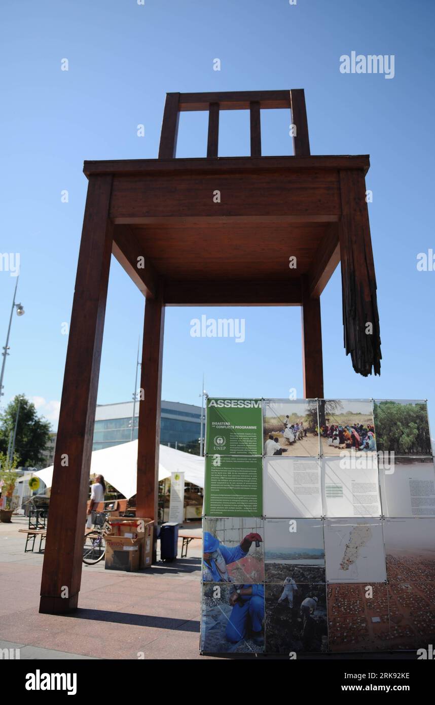 Bildnummer: 54109443 Datum: 05.06.2010 Copyright: imago/Xinhua (100605) -- GINEVRA, 5 giugno 2010 (Xinhua) -- i poster sulla protezione dell'ambiente sono visti sotto la scultura Broken Chair a Ginevra, Svizzera, il 5 giugno 2010, giornata Mondiale dell'ambiente. Sabato a Ginevra si è tenuta a Ginevra l'osservanza della giornata mondiale dell'ambiente a livello di sistema delle Nazioni Unite. Il programma comprendeva attività educative per bambini, visite guidate all'Ariana Park, un mercato biologico, banchi informativi, tavoli rotondi, spettacoli musicali e molto altro, il tutto finalizzato a mostrare ciò che la famiglia delle Nazioni Unite sta facendo per la bioimmersione Foto Stock