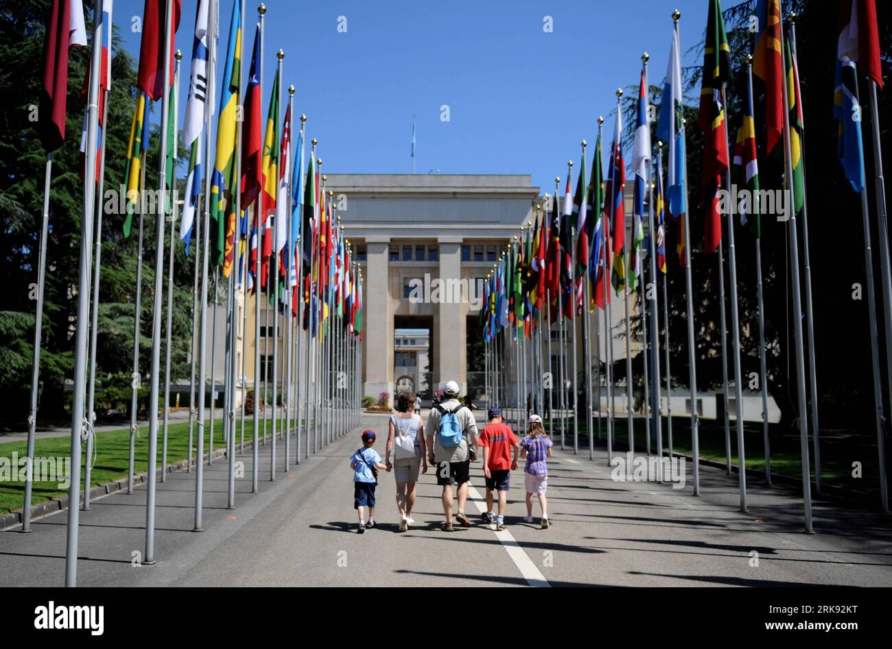 Bildnummer: 54109442 Datum: 05.06.2010 Copyright: imago/Xinhua (100605) -- GINEVRA, 5 giugno 2010 (Xinhua) -- Una famiglia visita all'Ufficio delle Nazioni Unite a Ginevra, in Svizzera, il 5 giugno 2010, giornata Mondiale dell'ambiente. Sabato a Ginevra si è tenuta a Ginevra l'osservanza della giornata mondiale dell'ambiente a livello di sistema delle Nazioni Unite. Il programma comprendeva attività educative per bambini, visite guidate al Parco Ariana, un mercato biologico, banchi informativi, tavoli rotondi, spettacoli musicali e molto altro, il tutto finalizzato a mostrare ciò che la famiglia delle Nazioni Unite sta facendo per la biodiversità e la stabilità ambientale. Foto Stock