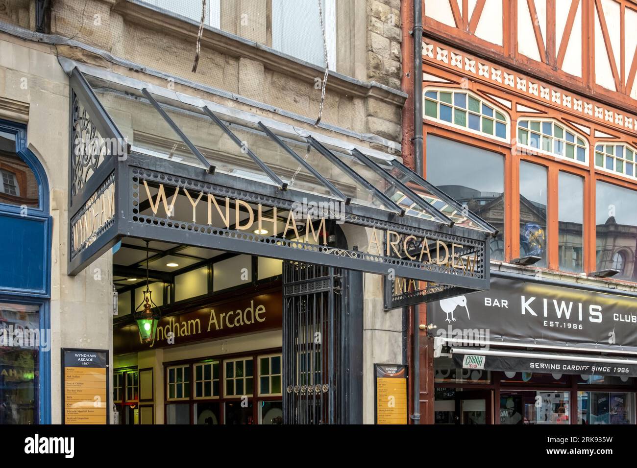 Segui l'ingresso al Wyndham Arcade, uno dei numerosi centri commerciali vittoriani nel centro di Cardiff. Foto Stock