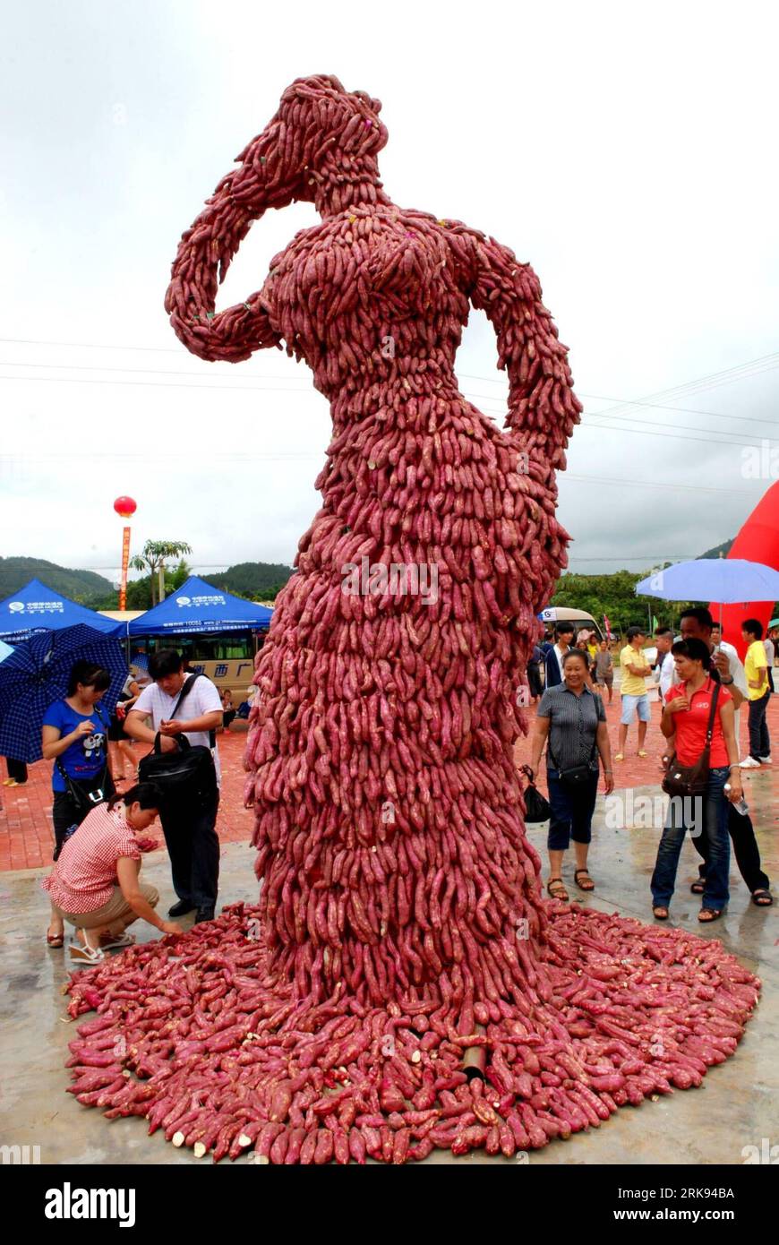 Bildnummer: 54121031 Datum: 08.06.2010 Copyright: imago/Xinhua (100609) -- FANGCHENGGGANG, 9 giugno 2010 (Xinhua) -- i commercianti in viaggio selezionano campioni di patate dolci durante un festival di patate dolci tenutosi al villaggio di Hezhou a Dongxing, nella regione autonoma del Guangxi Zhuang, nella Cina sud-occidentale, 8 giugno 2010. Durante il festival presso il villaggio di Hezhou di martedì sono stati organizzati spettacoli di patate dolci e attività di degustazione, attirando molti mercanti e turisti in viaggio. (Xinhua/Yu Xiangquan) (mcg) (2)CHINA-GUANGXI-FANGCHENGGANG-SWEET POTATO FESTIVAL (CN) PUBLICATIONxNOTxINxCHN Gesellschaft Kartoffelfest Kartoffe Foto Stock