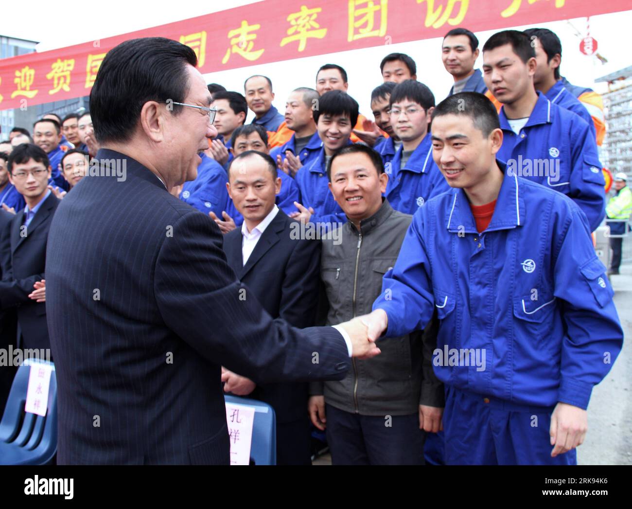 Bildnummer: 54125519 Datum: 09.06.2010 Copyright: imago/Xinhua (100610) -- REYKJAVIK, 10 giugno 2010 (Xinhua) -- He Guoqiang (L), membro del Comitato centrale dell'Ufficio politico del Partito Comunista Cinese (PCC) e segretario della Commissione centrale per l'ispezione disciplinare del PCC, visita i lavoratori edili cinesi che sono in un progetto di sala da concerto a Reykjavik, Islanda, il 9 giugno 2010. (Xinhua/li Guorong) (nxl) (5)ISLANDA-REYKJAVIK-CINA-HE GUOQIANG-VISIT PUBLICATIONxNOTxINxCHN People Politik kbdig xsk 2010 quer Bildnummer 54125519 Data 09 06 2010 Co Foto Stock