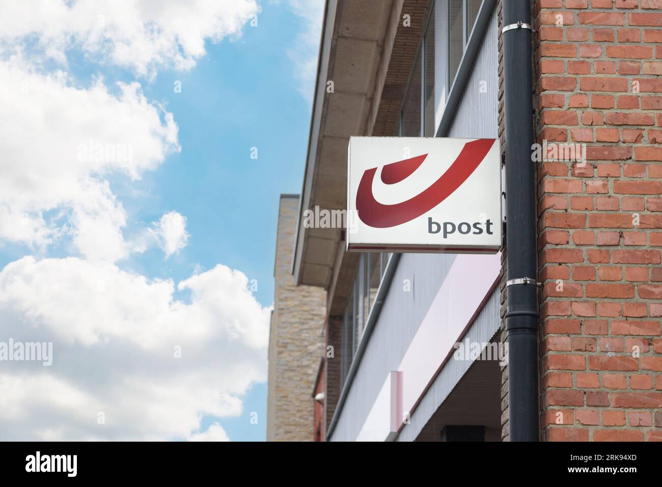 Hasselt. Limburg - Belgio 20-12-2021. Posto B - frammento dell'edificio del servizio postale belga Foto Stock