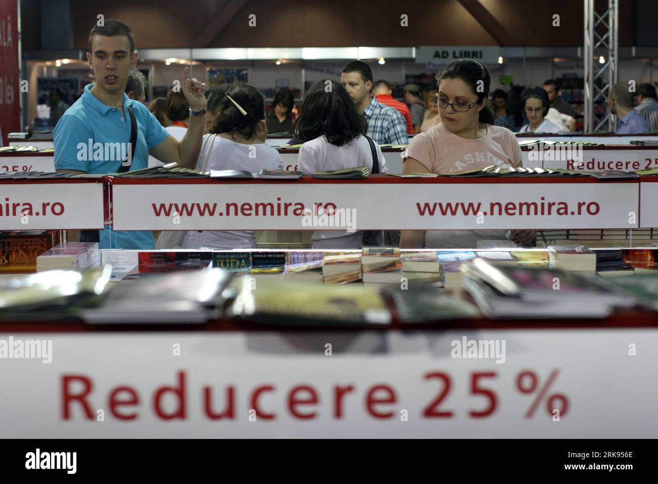 Bildnummer: 54130834 Datum: 10.06.2010 Copyright: imago/Xinhua (100610) - BUCAREST, 10 giugno 2010 (Xinhua) -- i visitatori selezionano libri durante la quinta edizione della fiera rumena del libro Bookfest a Romexpo a Bucarest, capitale della Romania, il 10 giugno 2010. La fiera del libro, che si svolge dal 9 al 13 giugno, offre oltre 200 lanci di libri, concerti, un'area per bambini e un intero padiglione per eventi legati alla Spagna. (Xinhua/Gabriel Petrescu) (zw) (1)ROMANIA-BUCAREST-BOOK FAIR PUBLICATIONxNOTxINxCHN Gesellschaft Buchmesse Messe premiumd xint kbdig xng 2010 quer Bildnummer 54130834 Data 10 06 20 Foto Stock