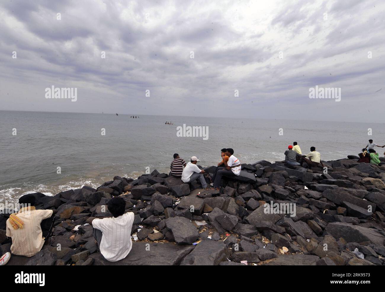 Bildnummer: 54135129 Datum: 11.06.2010 Copyright: imago/Xinhua (100611) -- CHENNAI, 11 giugno 2010, (Xinhua) -- sedersi sulla spiaggia di Pondicherry, città meridionale dell'India, l'11 giugno 2010. La maggior parte degli stati dell'India meridionale incontra recentemente l'arrivo della stagione annuale dei monsoni, che porterà abbastanza pioggia per l'agricoltura e raffredderà la temperatura in queste aree. La stagione dei monsoni inizia ogni anno dall'India meridionale all'inizio di giugno e si sposta verso nord nei prossimi due mesi. (Xinhua/WangxYe) (zcq) (2)INDIA-PONDICHERRY-MONSOON PUBLICATIONxNOTxINxCHN Gesellschaft kbdig xmk 2010 quer o0 Land Foto Stock