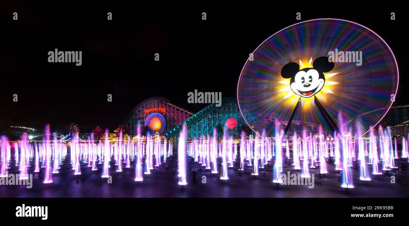 Bildnummer: 54135176 Datum: 10.06.2010 Copyright: imago/Xinhua (100611) -- LOS ANGLES, 11 giugno 2010 (Xinhua) -- il World of Color Water show debutta al Disneyland di Anaheim, California, Stati Uniti, il 10 giugno 2010. L'attrezzatura dello spettacolo include una cortina d'acqua larga 115 metri, 1200 irroratori e 28 proiettori HD. (Xinhua/Qi Heng) (zcq) (5)U.S.-ANHEIM-DISNEYLAND-WORLD OF COLOR PUBLICATIONxNOTxINxCHN Gesellschaft kbdig xmk 2010 quer Bildnummer 54135176 Data 10 06 2010 Copyright Imago XINHUA Los angles 11 giugno 2010 XINHUA The World of Color Water Show debutta AL Disneyl Foto Stock