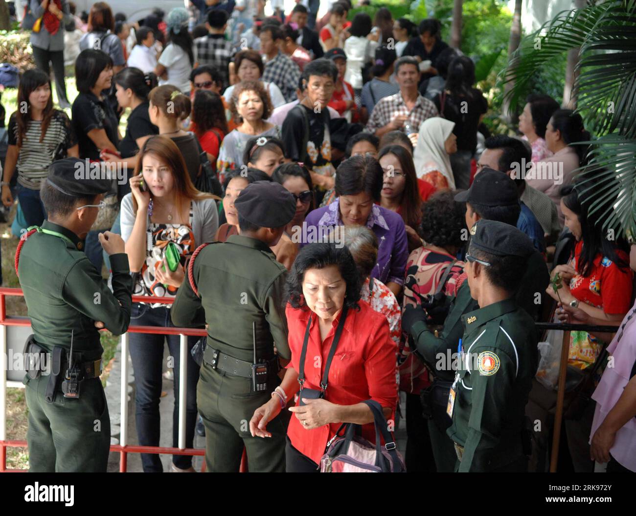 Bildnummer: 54146305 Datum: 15.06.2010 Copyright: imago/Xinhua (100615) -- BANGKOK, 15 giugno 2010 (Xinhua) -- i membri delle magliette rosse aspettano i risultati fuori dal Tribunale penale di Bangkok, 15 giugno 2010. La corte di martedì ha citato il rischio di fuga come motivo per respingere le domande di cauzione di 11 capi e guardie di magliette rosse, accusati di terrorismo per quello che hanno fatto durante un raduno anti-governo di due mesi nella capitale. Secondo la Nazione online, il tribunale ha approvato di rimandare le 11 magliette rosse per altri 12 giorni da giovedì a giugno 26. (Xinhua/Thana Nuntavoranut) (zx) ( Foto Stock