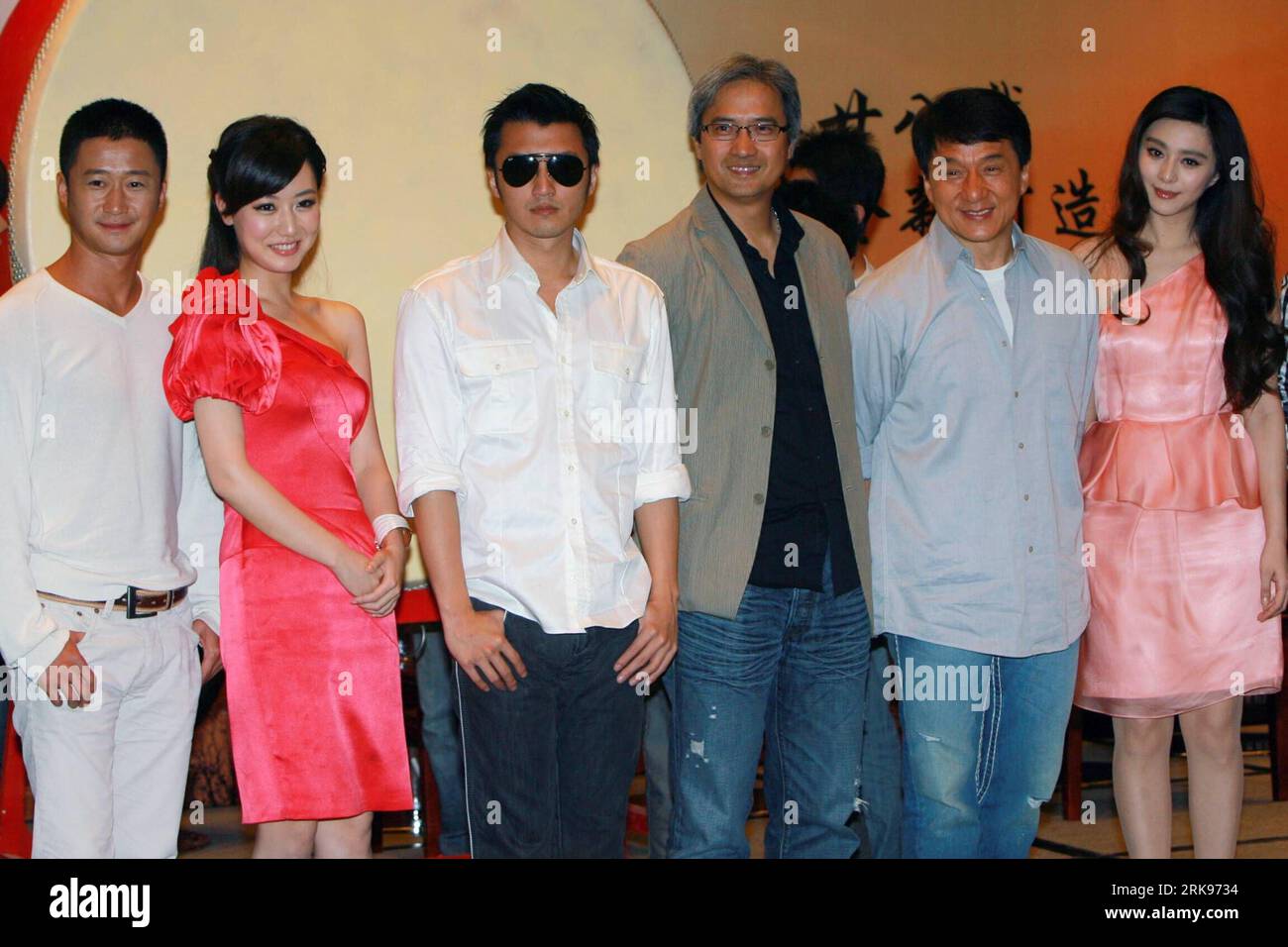 Bildnummer: 54146340 Datum: 14.06.2010 Copyright: imago/Xinhua (100615) -- SHANGHAI, 15 giugno 2010 (Xinhua) -- l'attore Jacky Wu, l'attrice Bai Bing, l'attore Nicholas TSE, il regista Benny Chan, l'attore Jackie Chan e l'attrice fan Bingbing (da L a R) si pongono durante una conferenza stampa del film Shaolin nel comune di Shanghai della Cina orientale, il 14 giugno 2010. La conferenza stampa del film di Kung-fu Shaolin, diretto da Benny Chan e coreografato da, si è tenuta durante il 13° Shanghai International Film Festival lunedì. (Xinhua/Zhu Liangcheng)(mcg) (1)CINA-SHANGHAI-FILM-SHAOLIN-CONFERENZA STAMPA (CN) PU Foto Stock
