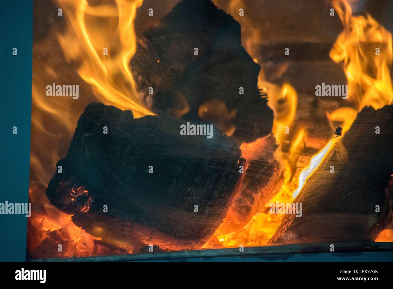 fiamme provenienti dal fuoco della stufa a legna Foto Stock