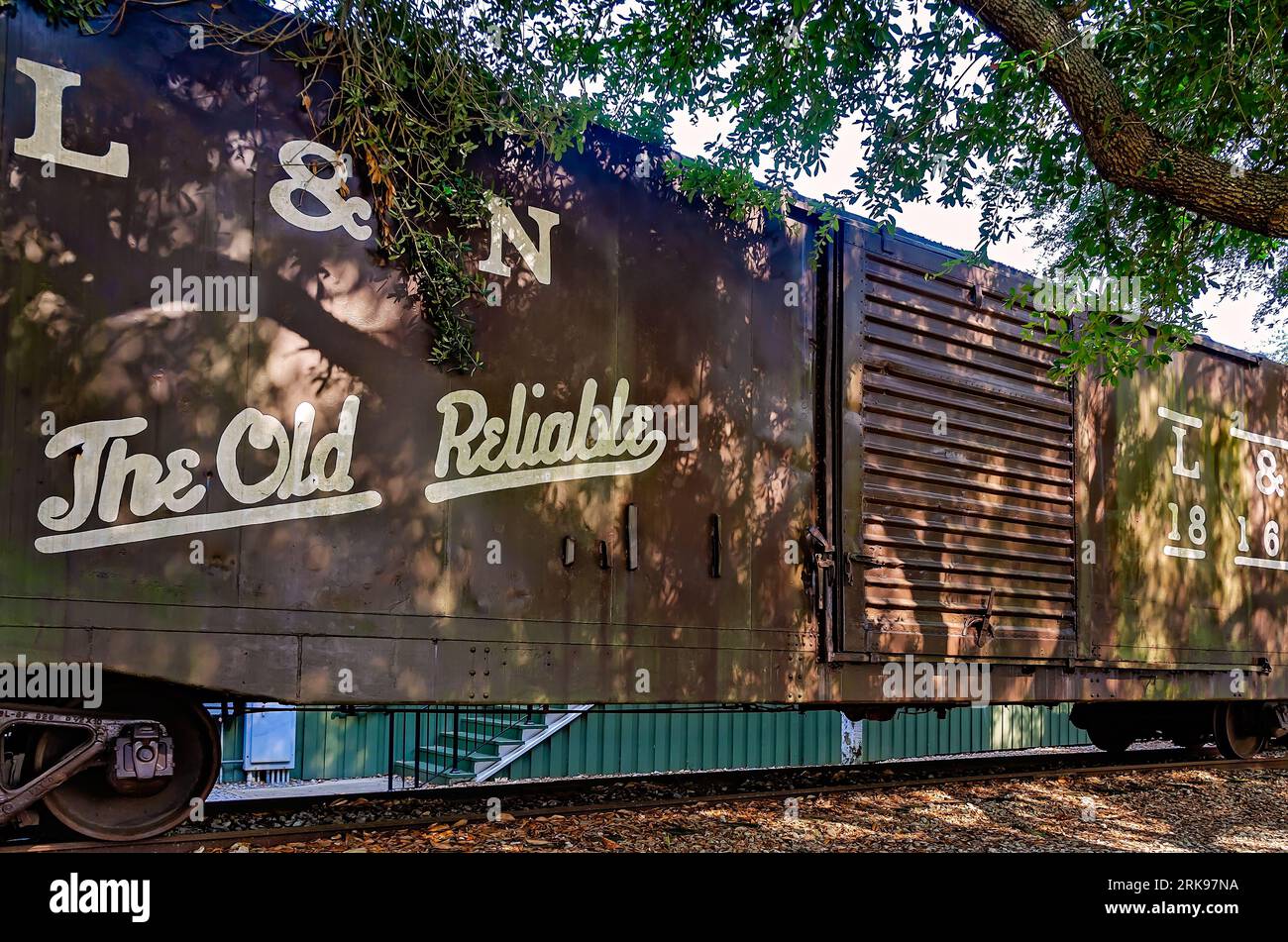 Un vagone ferroviario di Louisville e Nashville si trova all'esterno dello storico Foley Train Depot, che ora ospita il Foley Railroad Museum a Foley, Alabama. Foto Stock