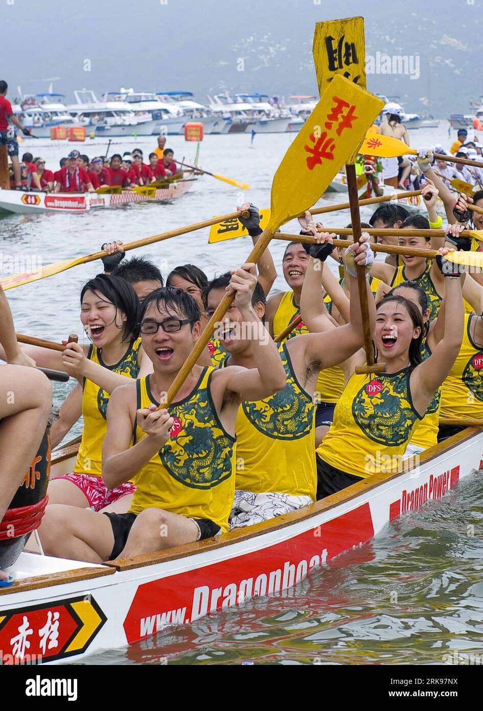 Bildnummer: 54148540 Datum: 16.06.2010 Copyright: imago/Xinhua (100616) -- HONG KONG, 16 giugno 2010 (Xinhua) -- i partecipanti fanno il tifo mentre competono in una corsa di draghi per celebrare il Dragon Boat Festival a Hong Kong, Cina del Sud, 16 giugno 2010. Il Dragon Boat Festival, noto anche come Duanwu Festival, è una festa tradizionale associata alla Cina e ad altre società dell'est e del sud-est asiatico. Il festival è per ricordare Qu Yuan, un poeta patriottico più di 2.000 anni fa, che, secondo la leggenda, si annegò nel fiume Miluo nella provincia di Hunan per protestare contro il ki allora corrotto Foto Stock