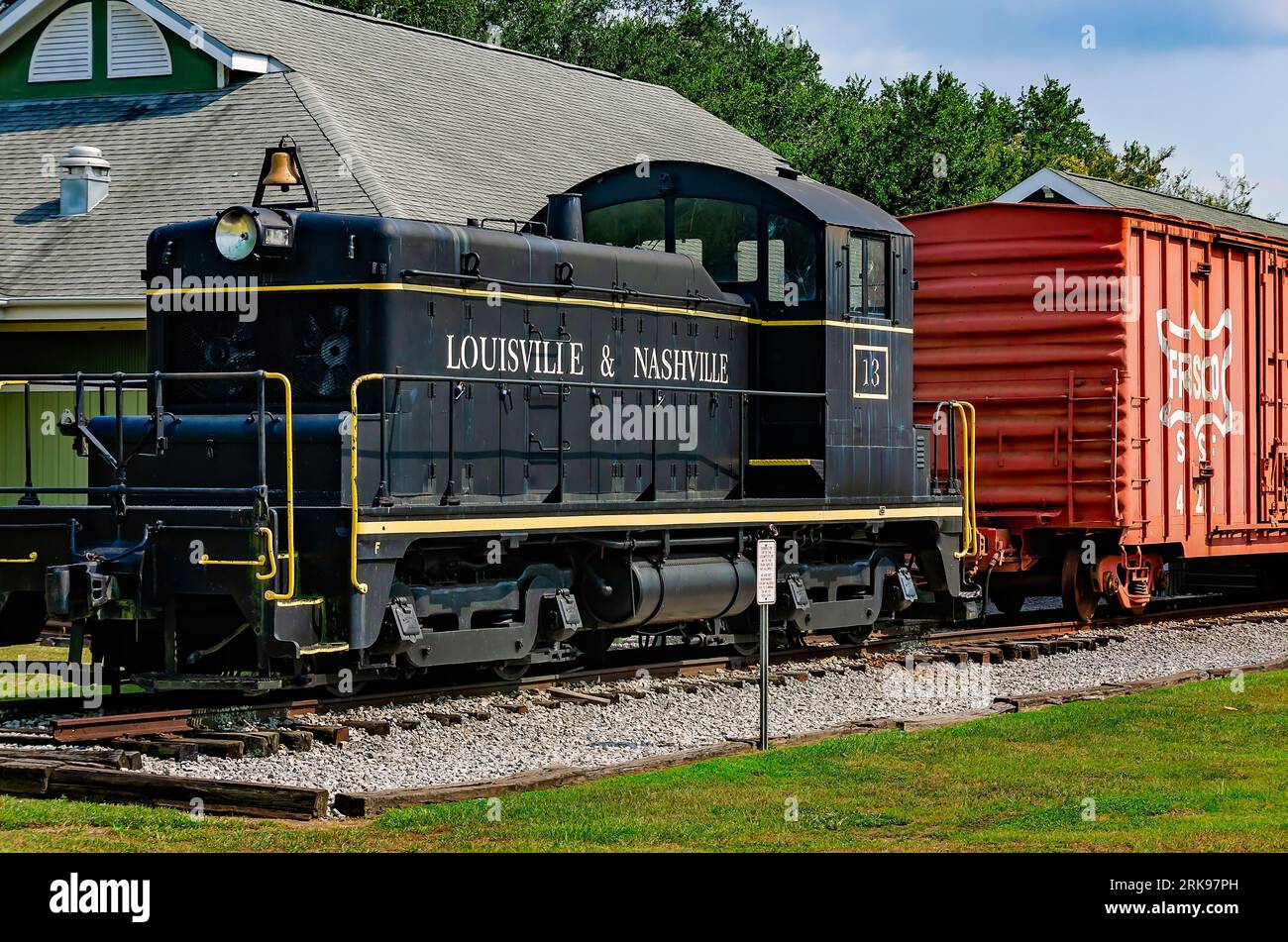 Una locomotiva diesel del 1941 si trova all'esterno dello storico Foley Train Depot, che ora ospita il Foley Railroad Museum a Foley, Alabama. Foto Stock